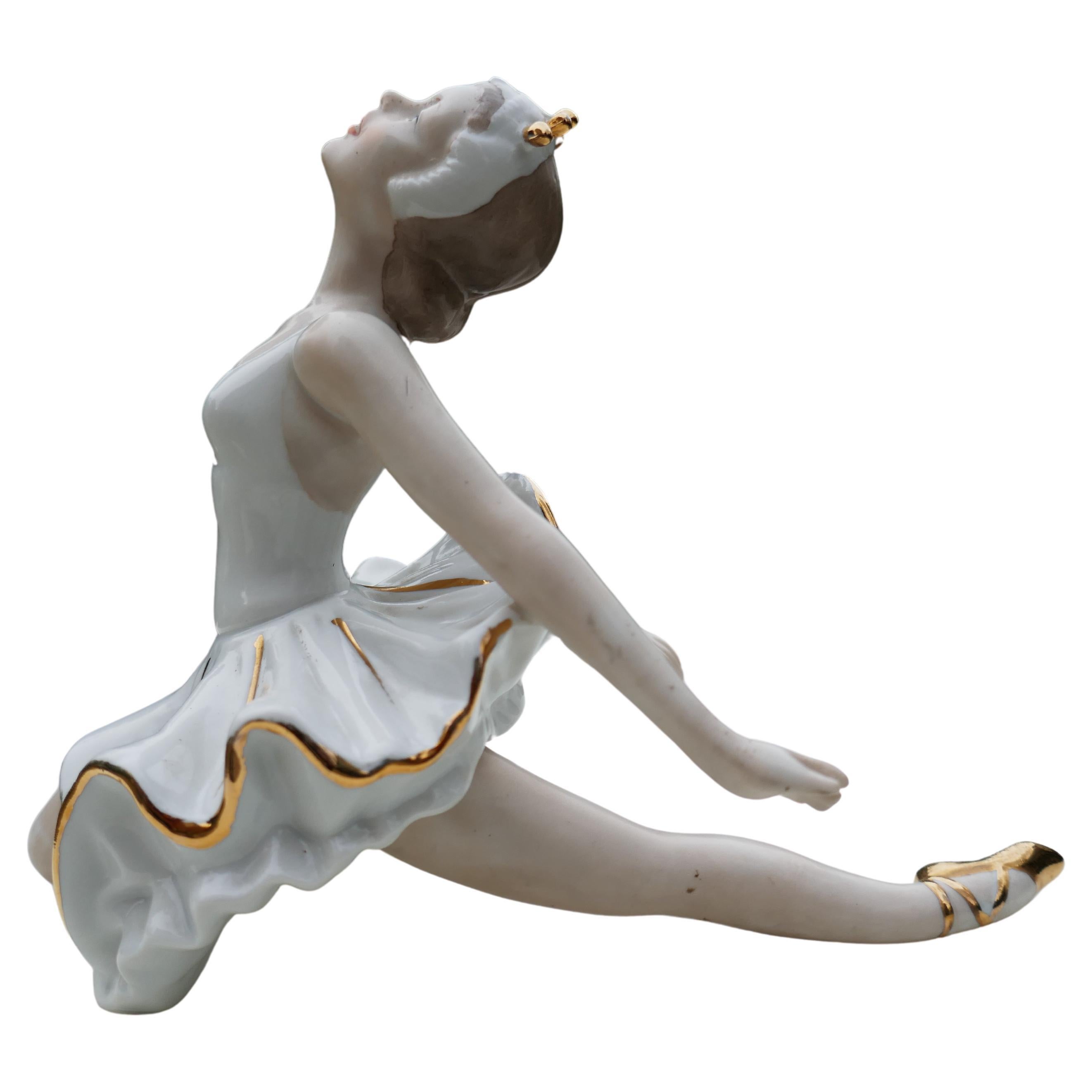 Mid-20th Century Danseuse dansant la romance Le lac des cygnes possible production Wallendorf en vente