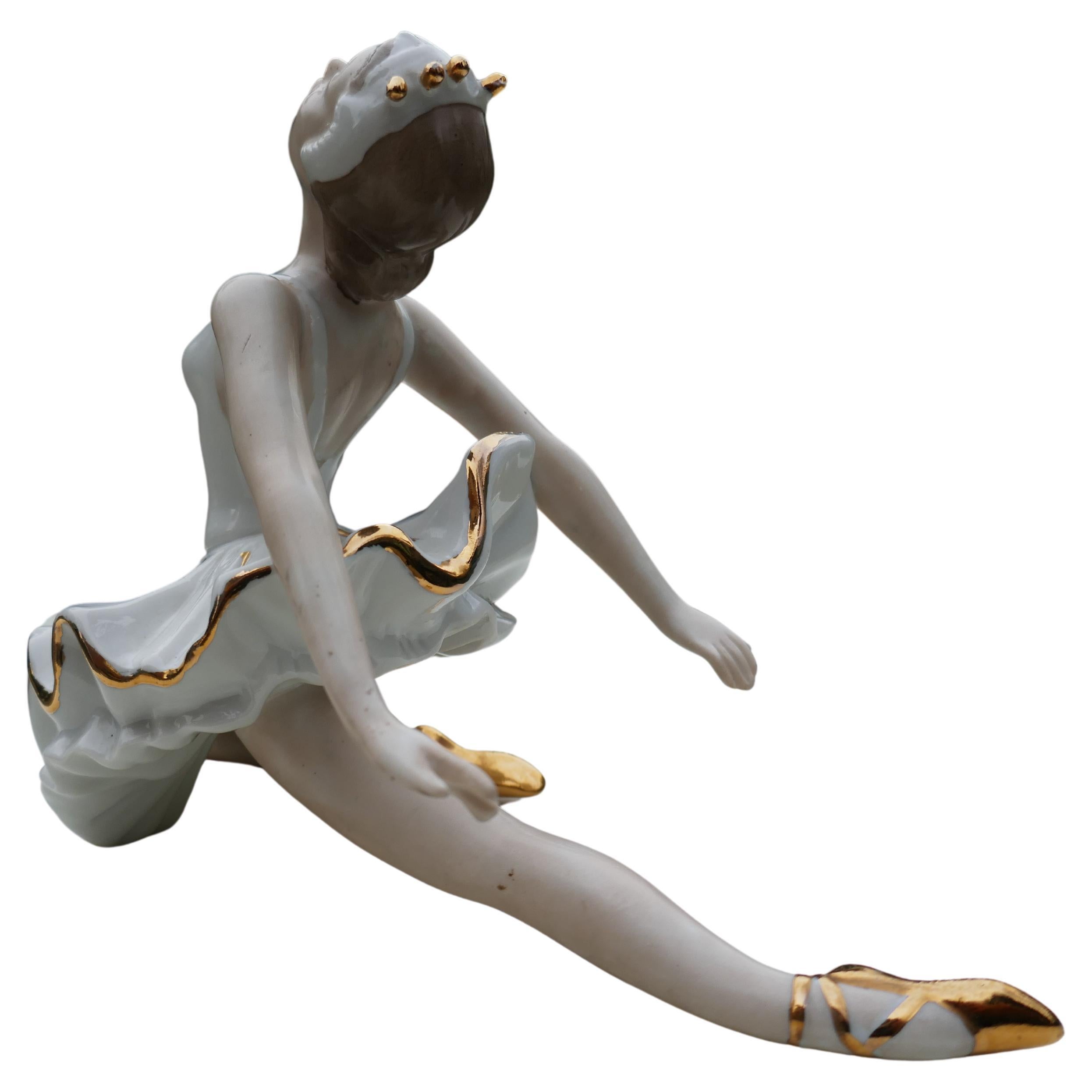 Ceramic Dancer dancing the romance Swan Lake possible Wallendorf production For Sale
