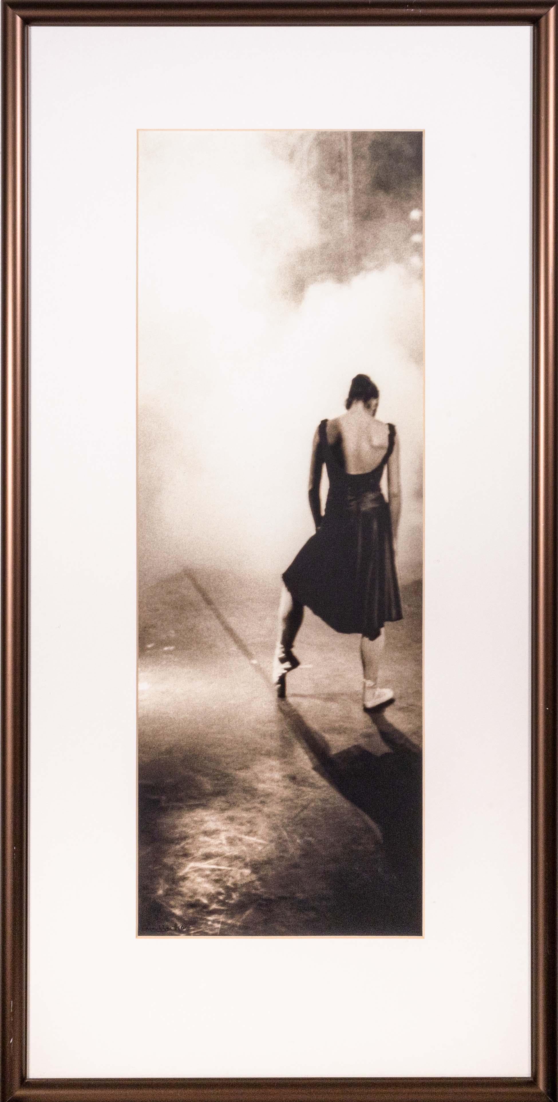 Ein zeitgenössischer Kunstdruck in Sepiatönen, der eine elegante Ballerina darstellt. Signiert 