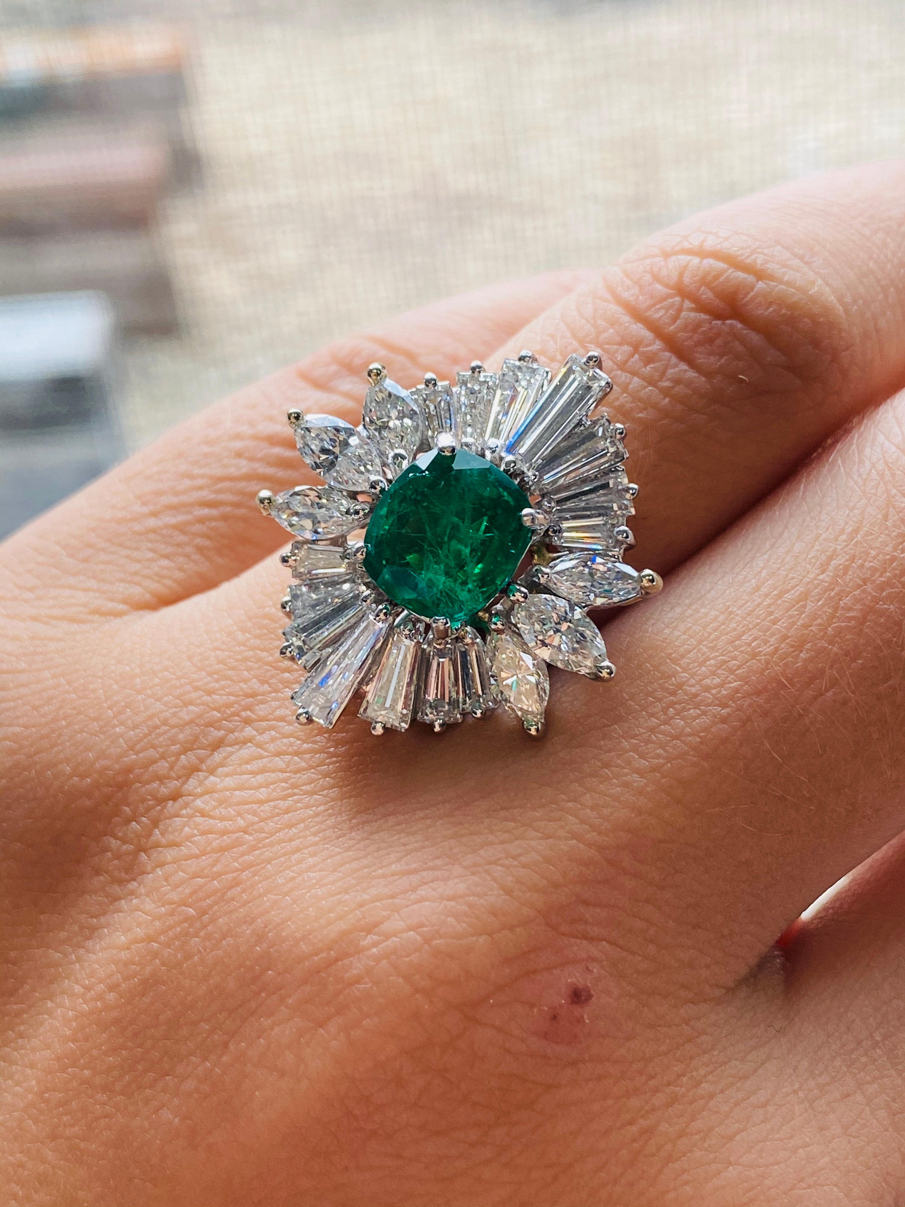 Taille émeraude Bague Ballerina en émeraude verte et diamant en vente