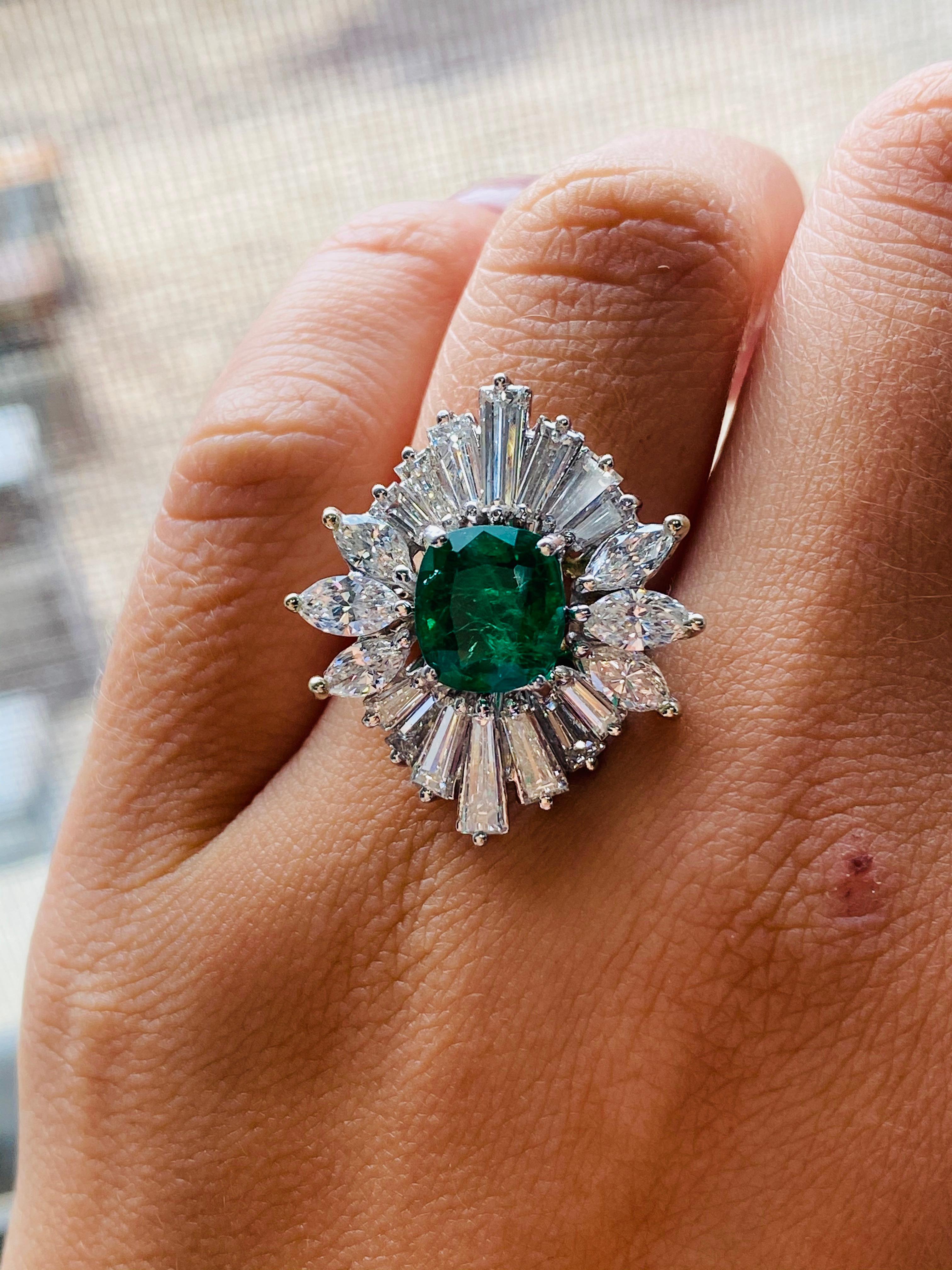 Ballerina Green Emerald and Diamond Ring In New Condition For Sale In New York, NY