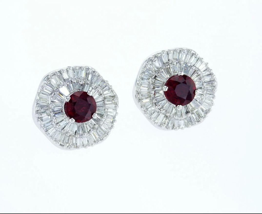 Taille baguette Boucles d'oreilles interchangeables en halo de diamants, émeraudes et rubis serties d'une bague en vente
