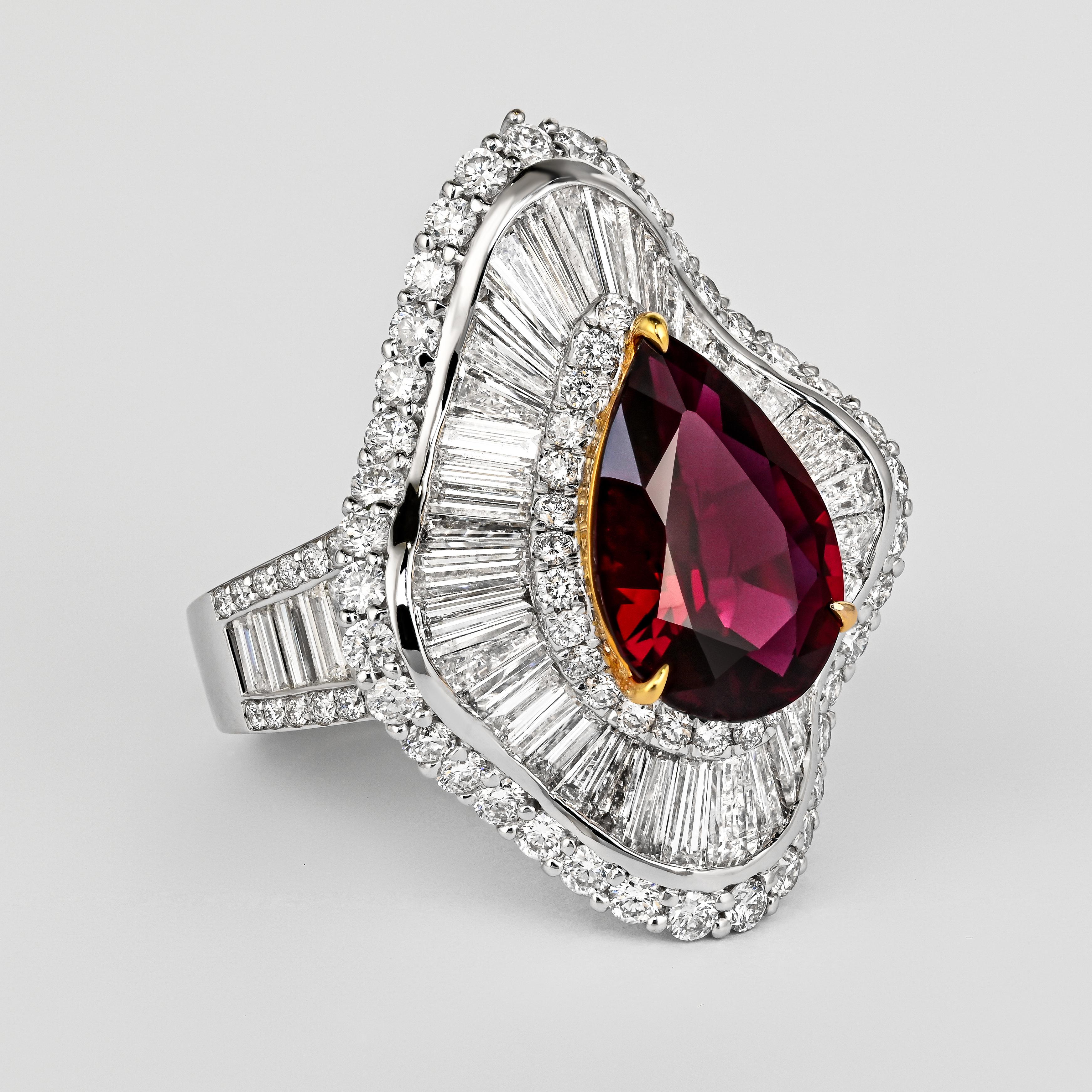 Anello Ballerina 5,3 carati con rubino Siam taglio pera e diamante Baguette in oro bianco 18 ct. In condizioni Nuovo in vendita a Miami, FL