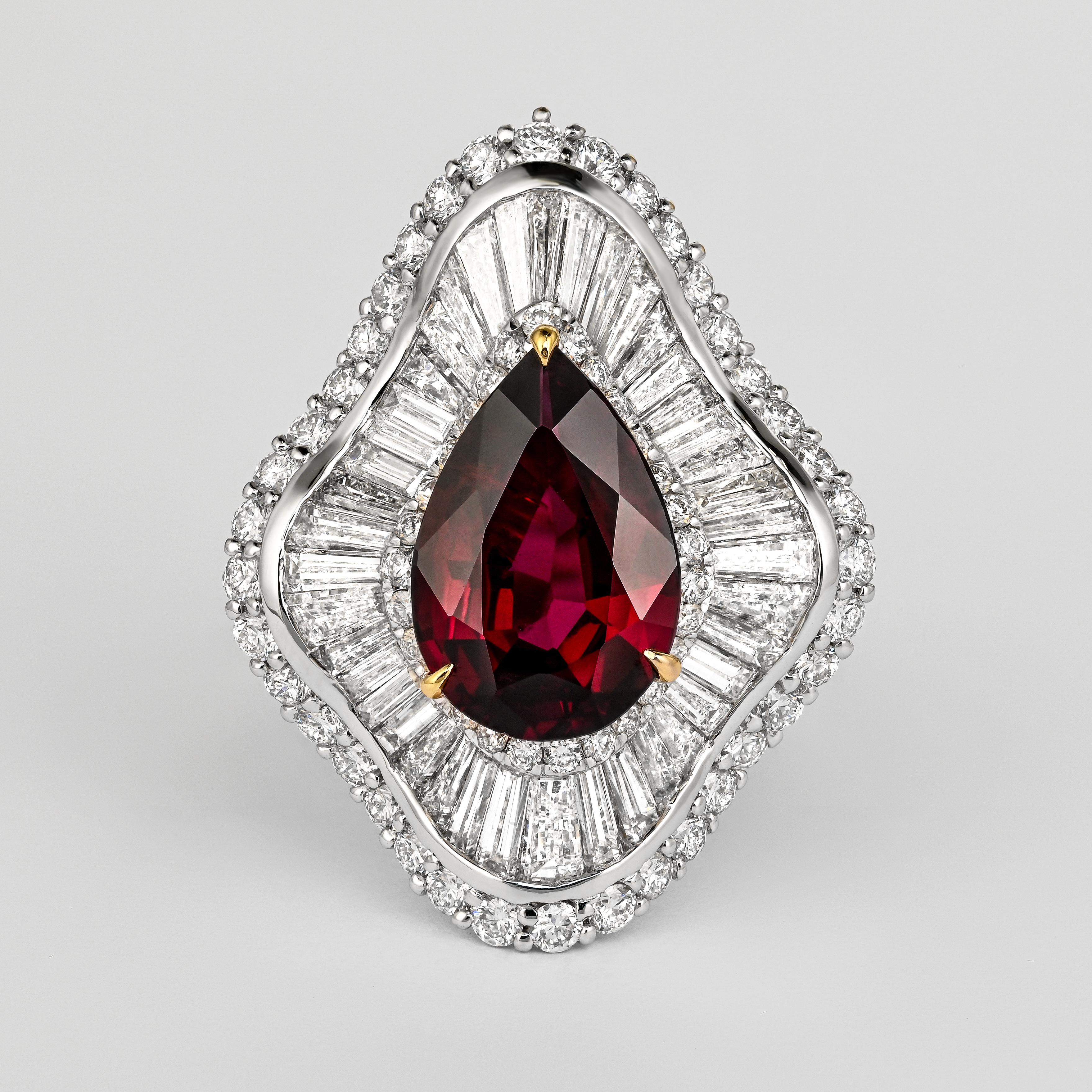 Questo anello ballerina presenta un rubino a pera di 5,30 carati proveniente dalla Thailandia (Siam), ornato da 55 diamanti taglio trilione e baguette, per un totale di 5,14 carati e 98 diamanti taglio rotondo, per un totale di 1,69 carati. Il