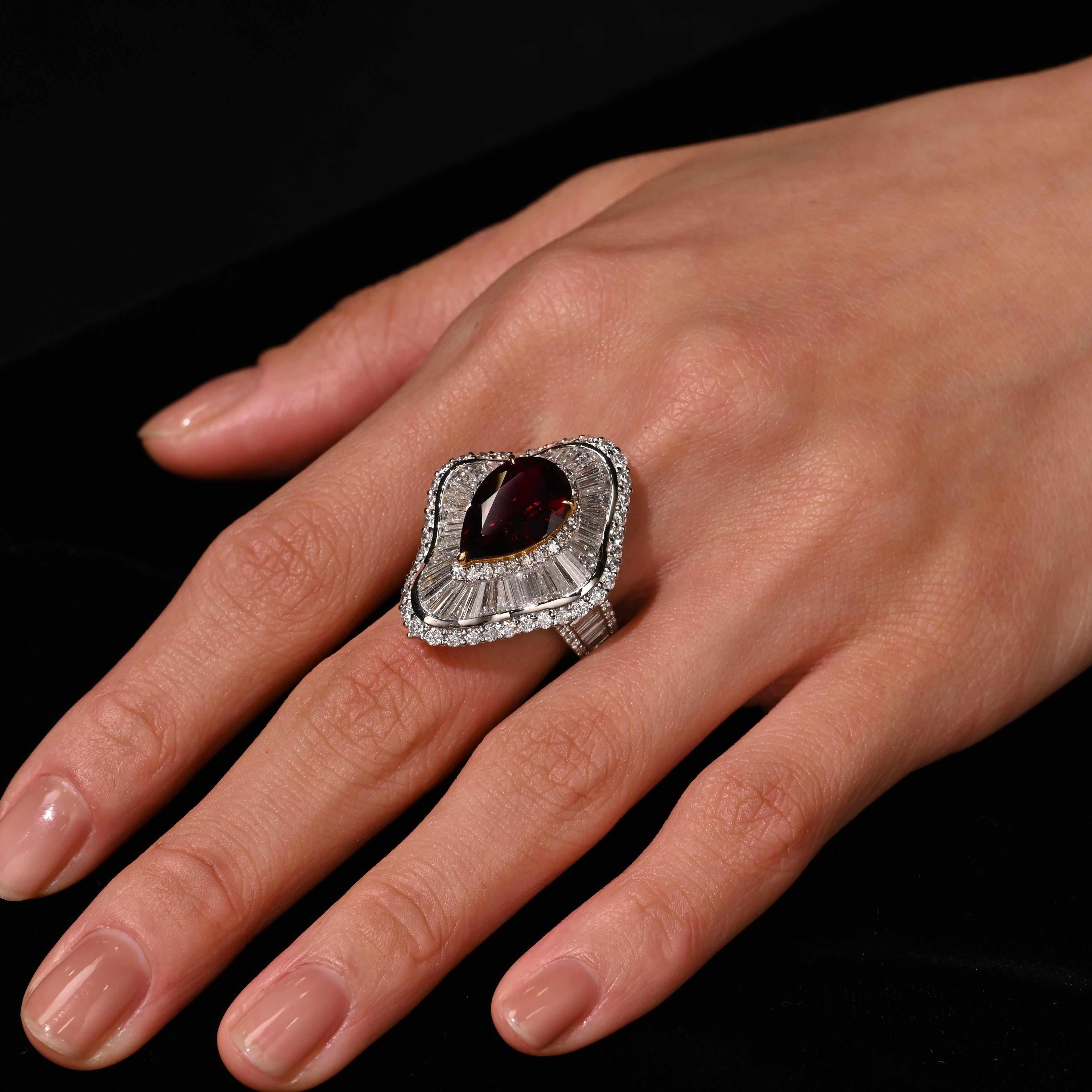 Barocco Anello Ballerina 5,3 carati con rubino Siam taglio pera e diamante Baguette in oro bianco 18 ct. in vendita