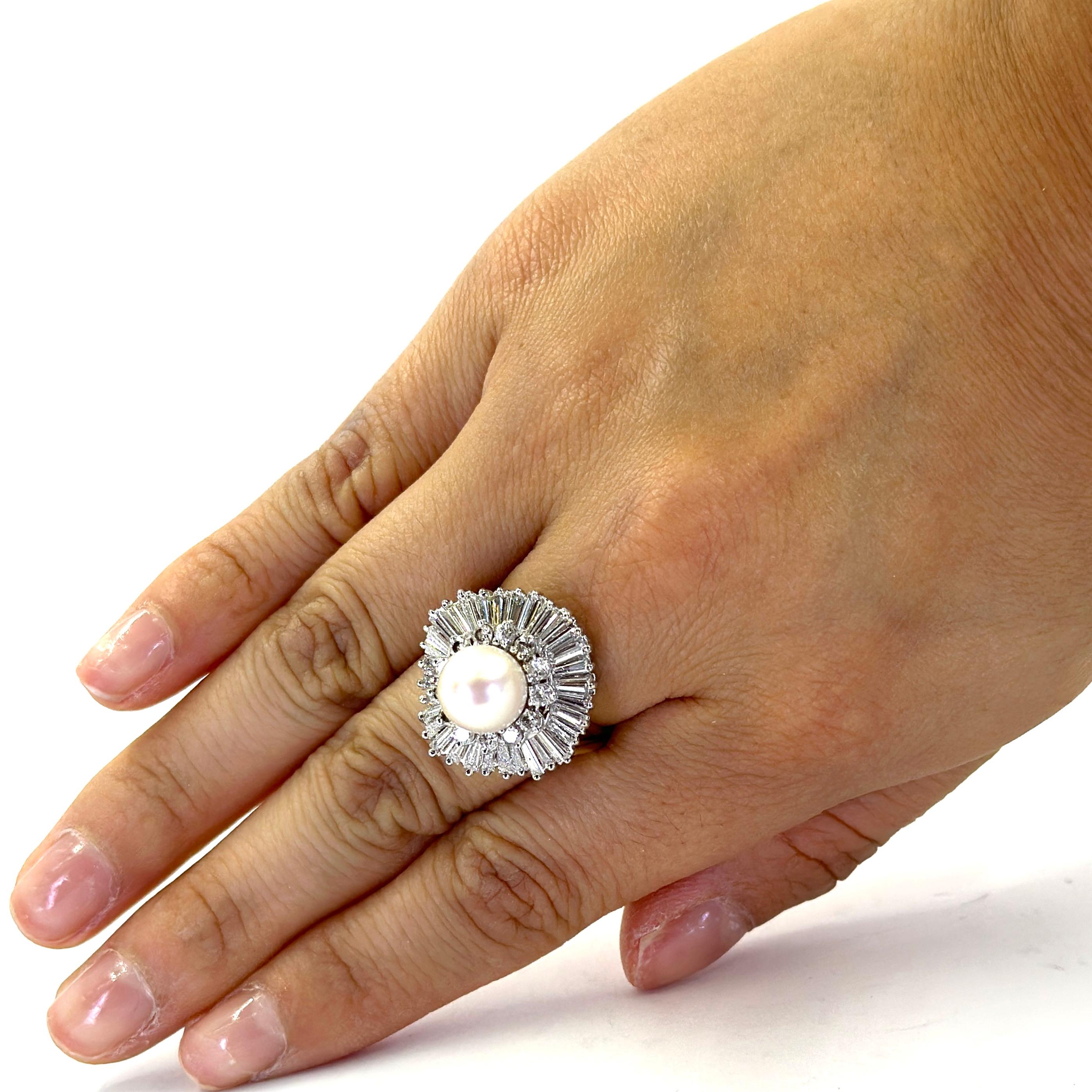 18 Karat Weiß- und Gelbgold Ballerina Ring mit einer 9mm Zuchtperle, akzentuiert durch 32 spitz zulaufende Diamanten im Baguetteschliff von insgesamt ca. 3,00 Karat und 13 runde Diamanten im Brillantschliff von insgesamt 0,50 Karat, alle mit VS