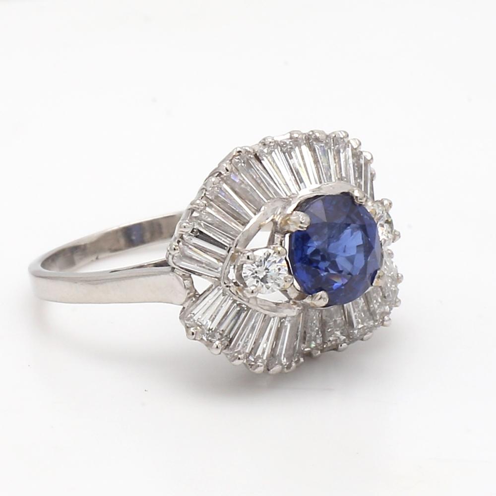 Anello in platino con zaffiro blu e diamanti bianchi a baguette

Questo squisito anello in platino mette in mostra un affascinante zaffiro blu rotondo, completato da una serie di baguette di diamanti bianchi. Con una misura di 6, questo pezzo