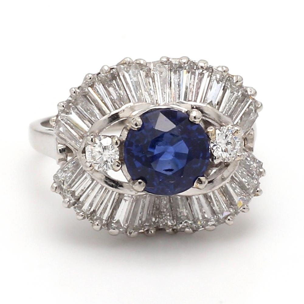 Taglio rotondo Anello Ballerina con zaffiro rotondo, baguette e accenti di diamanti in vendita