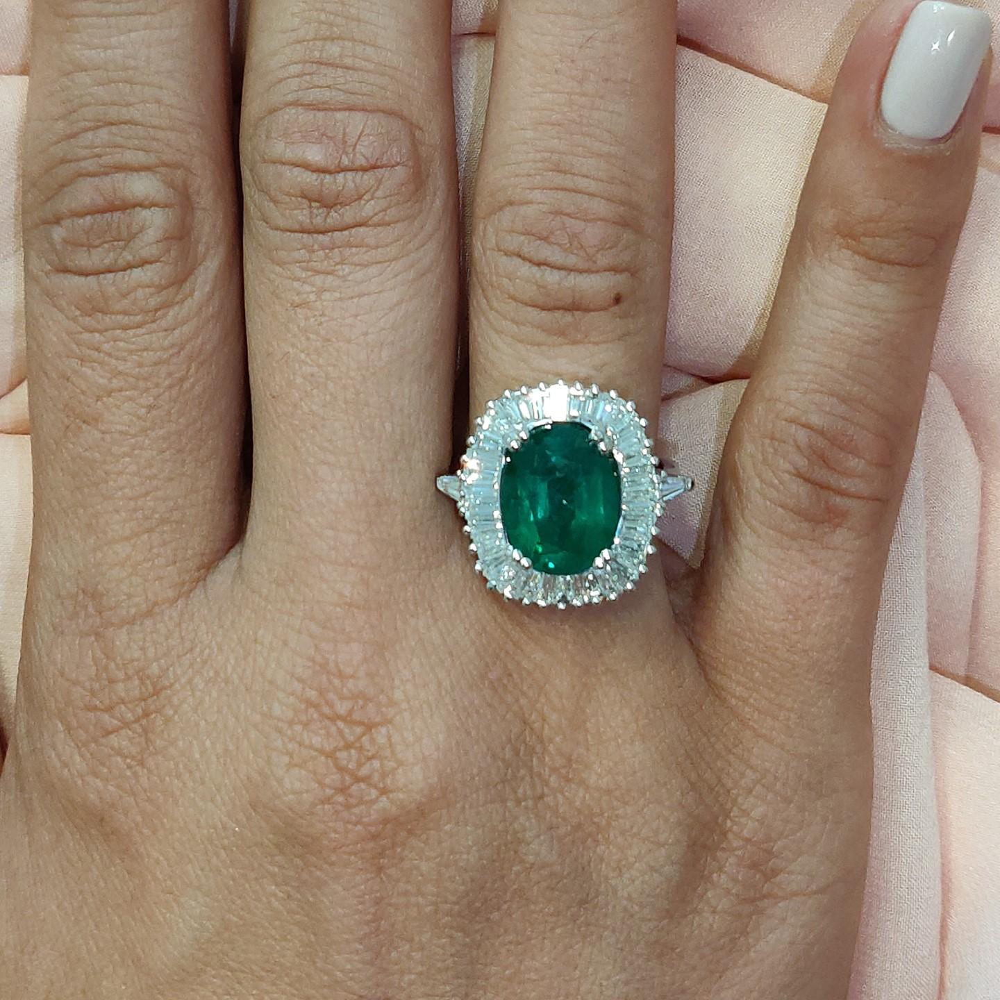 Women's Ballerina Style 4.32 Carat Natural Emerald and Diamonds Engagement Ring For Sale