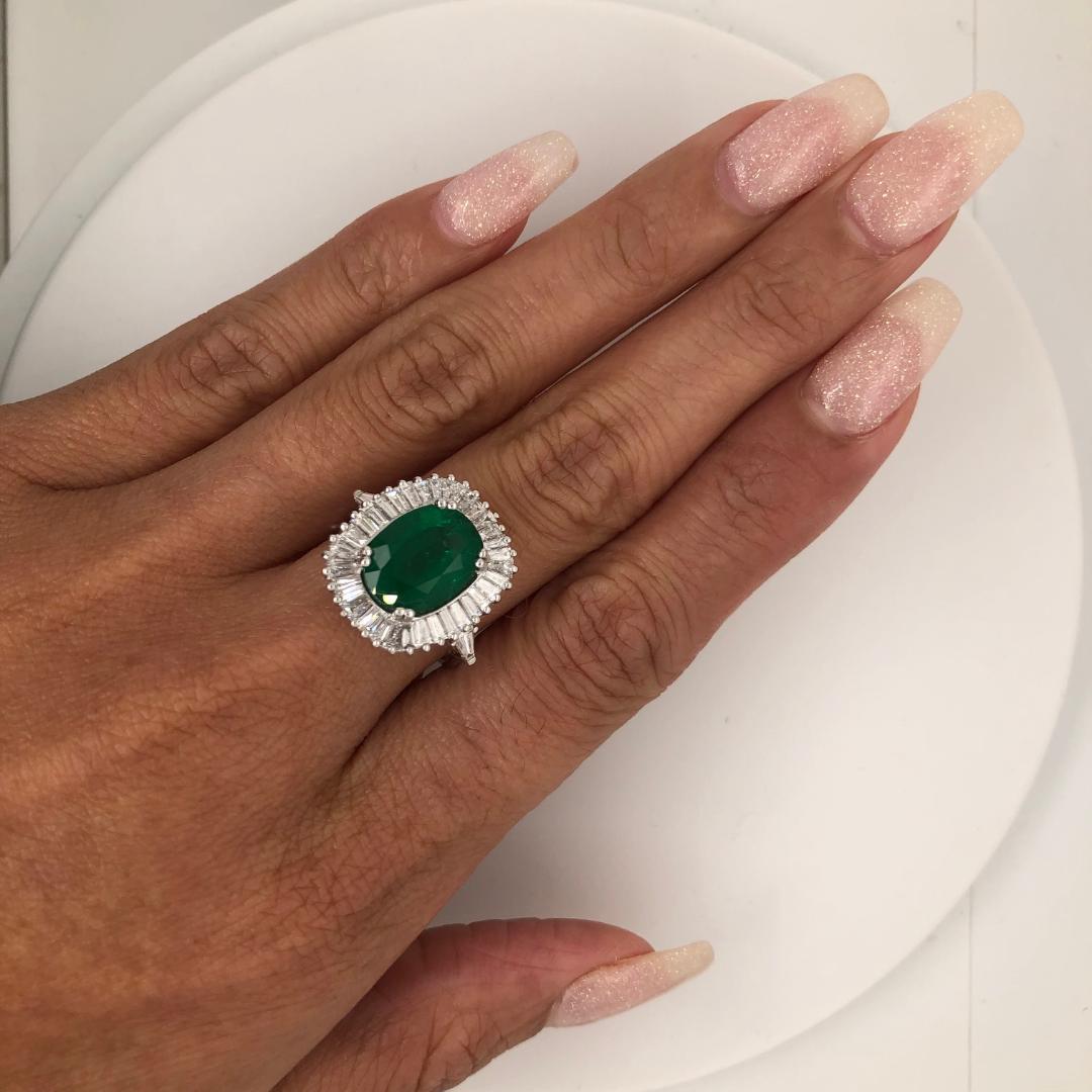 Ballerina Style 4.32 Carat Natural Emerald and Diamonds Engagement Ring In New Condition For Sale In New York, NY