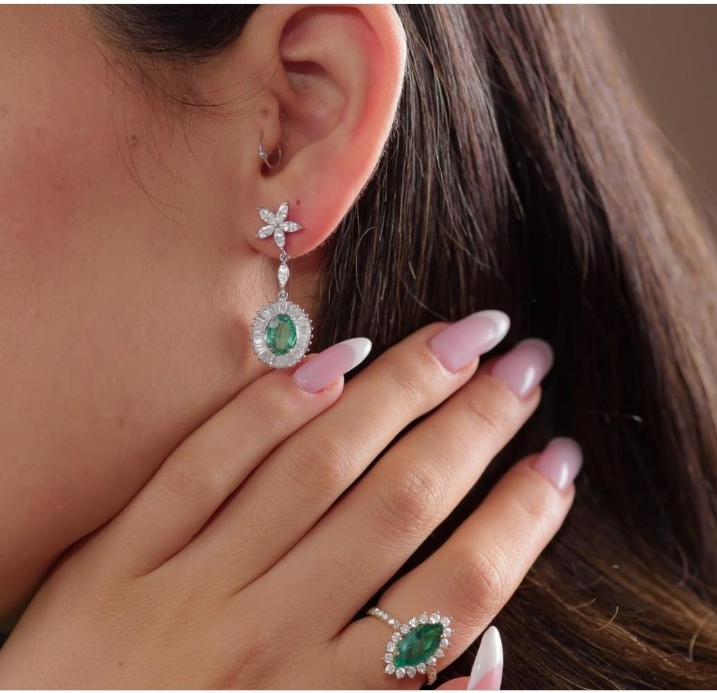 Ballerina Style Diamond & Emerald Earring Pendant Set 18k White Gold For Sale 1