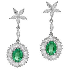 Boucles d'oreilles pendantes de style ballerine en émeraudes naturelles et diamants certifiées EGL 