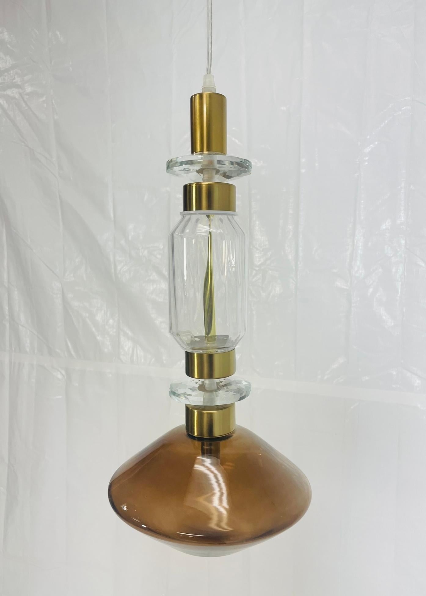 Remarquable et sophistiquée, cette lampe à suspension Ballet B a été conçue par Massimiliano Raggi pour Sicis et fabriquée à la main en Italie. La suspension présente une composition raffinée de verre soufflé à la main, de cristal facetté et de
