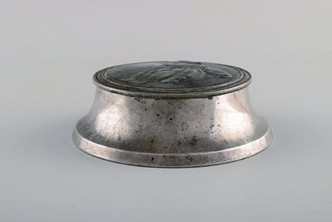 Ballin / Hertz, Denmark. Art Nouveau lidded box in pewter decorated with a young girl, circa 1920.
Measures: 13 x 4.5 cm
In very good condition.
Stamped.
