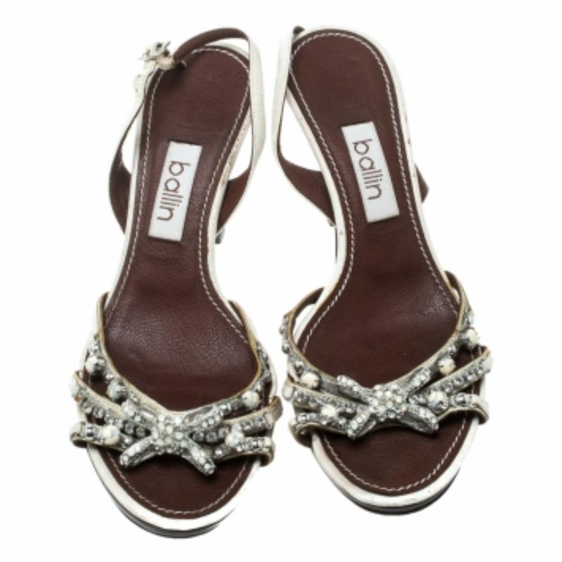 Gris Ballin Sandales à lanières blanches ornées de cristaux, taille 37 en vente