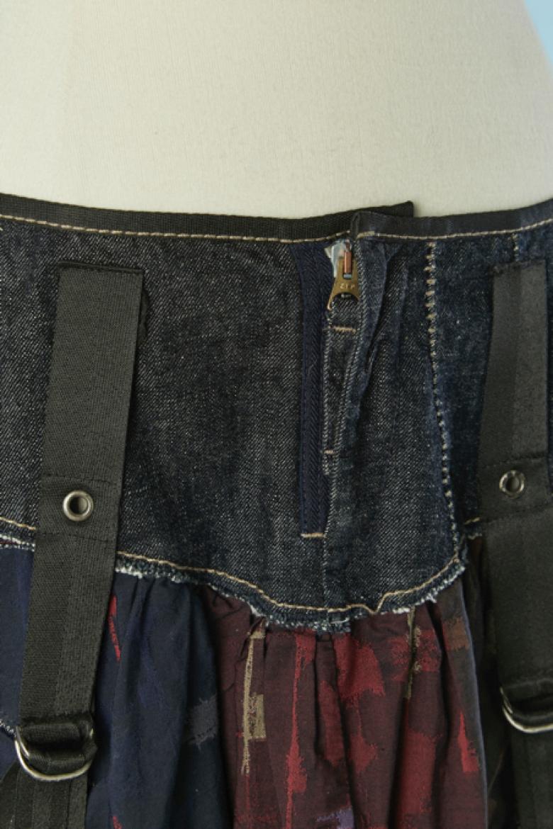 Gonna ballon in denim e cotone jacquard. Fodera in rayon rosso. Doppia tasca su entrambi i lati. Chiusura con zip, bottone nascosto e asola al centro del davanti. Cinghia in nylon nero sul davanti su entrambi i lati + una sulla parte centrale della