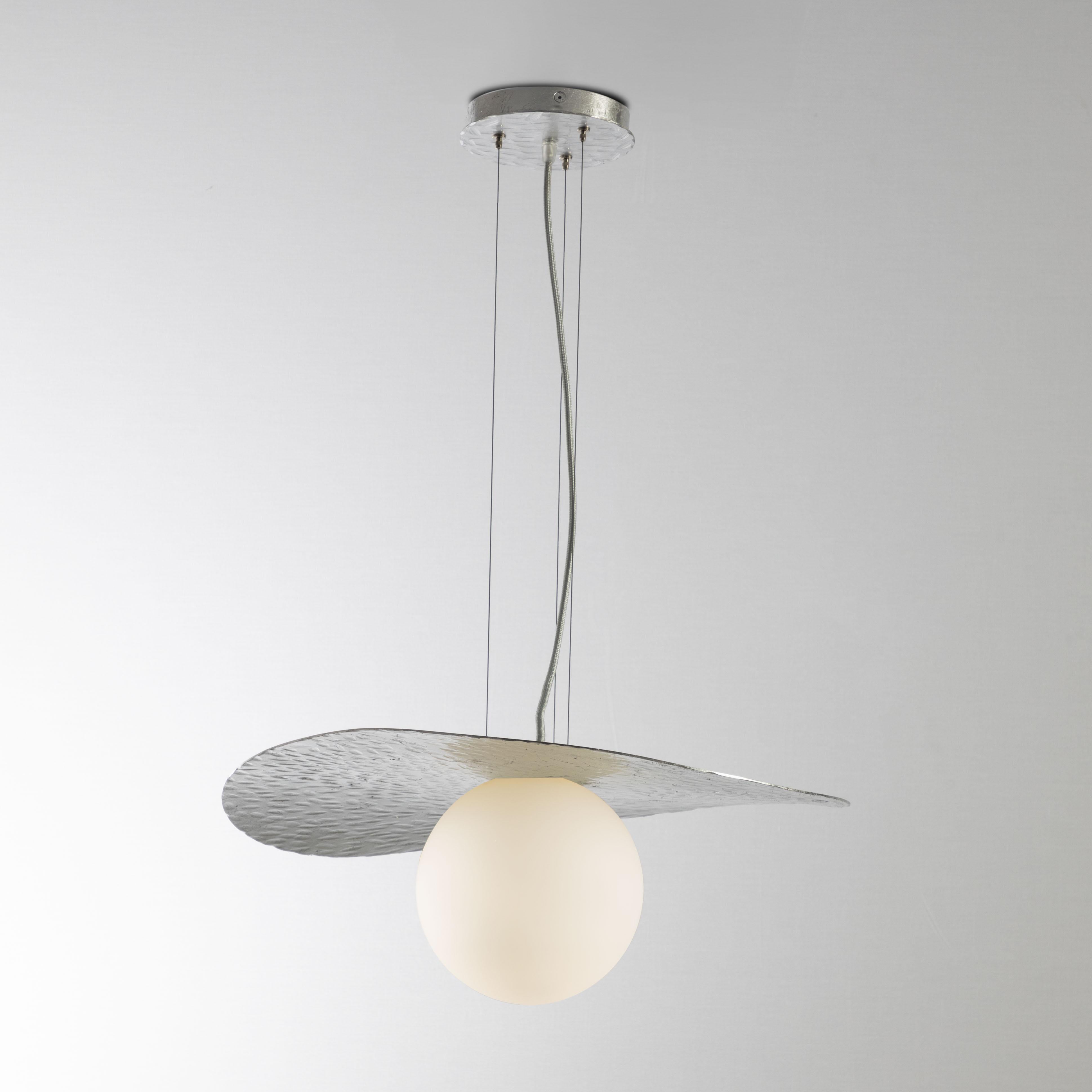 Lampada da soffitto Ballons, 21615, di Stillux Illuminazione
Dimensioni: D 55 x H 20 cm.
Materiali: Vetro, argento.

Disponibile in foglia oro, foglia argento, nero velluto o argento opaco. Contattateci.

Tutte le nostre lampade possono essere