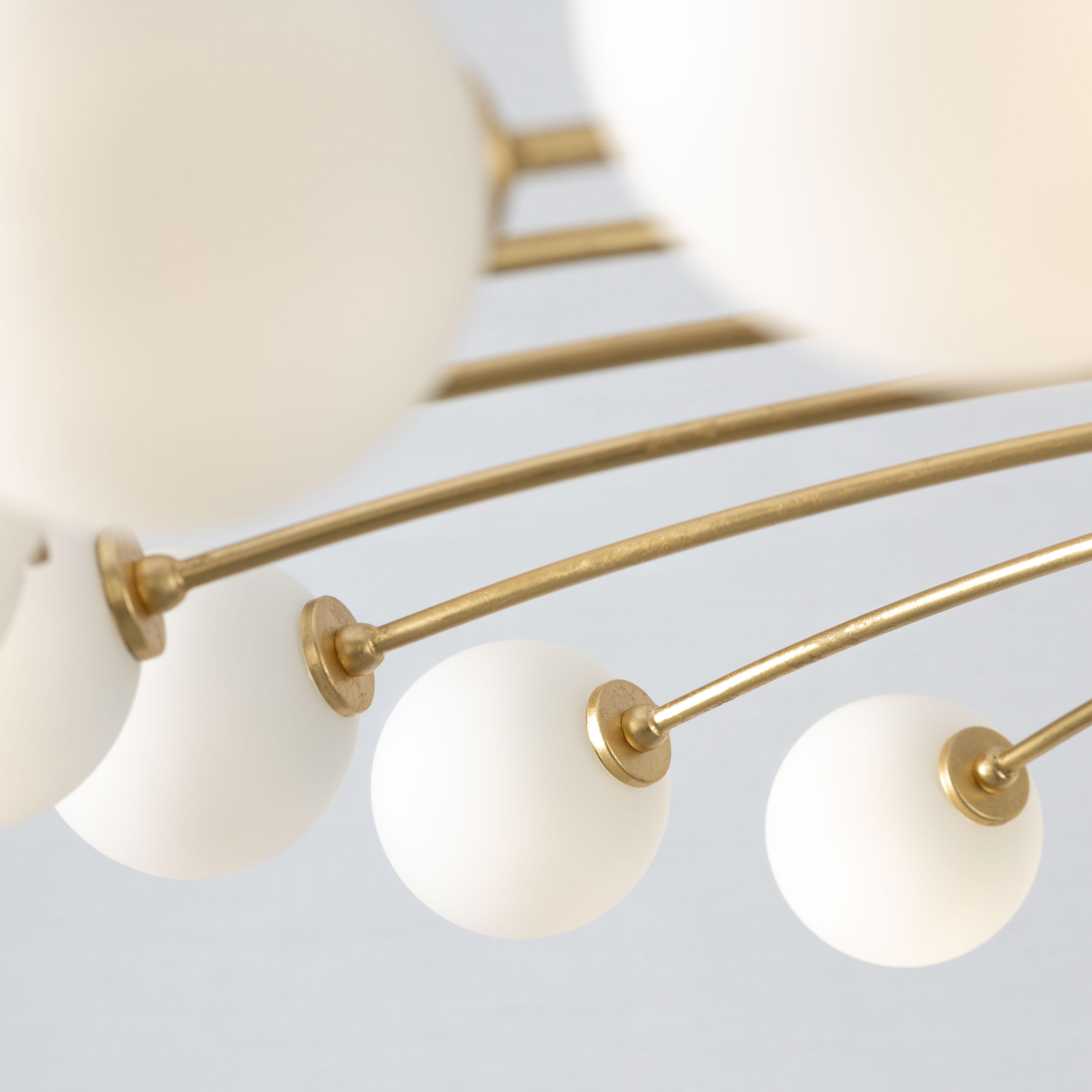 Lampada da soffitto Ballons, 21600, di Stillux Illuminazione
Dimensioni: D 140 x H 80 cm.
Materiali: Vetro, foglia d'oro.

Disponibile in foglia oro, foglia argento, nero velluto o argento opaco. Contattateci.

Tutte le nostre lampade possono essere