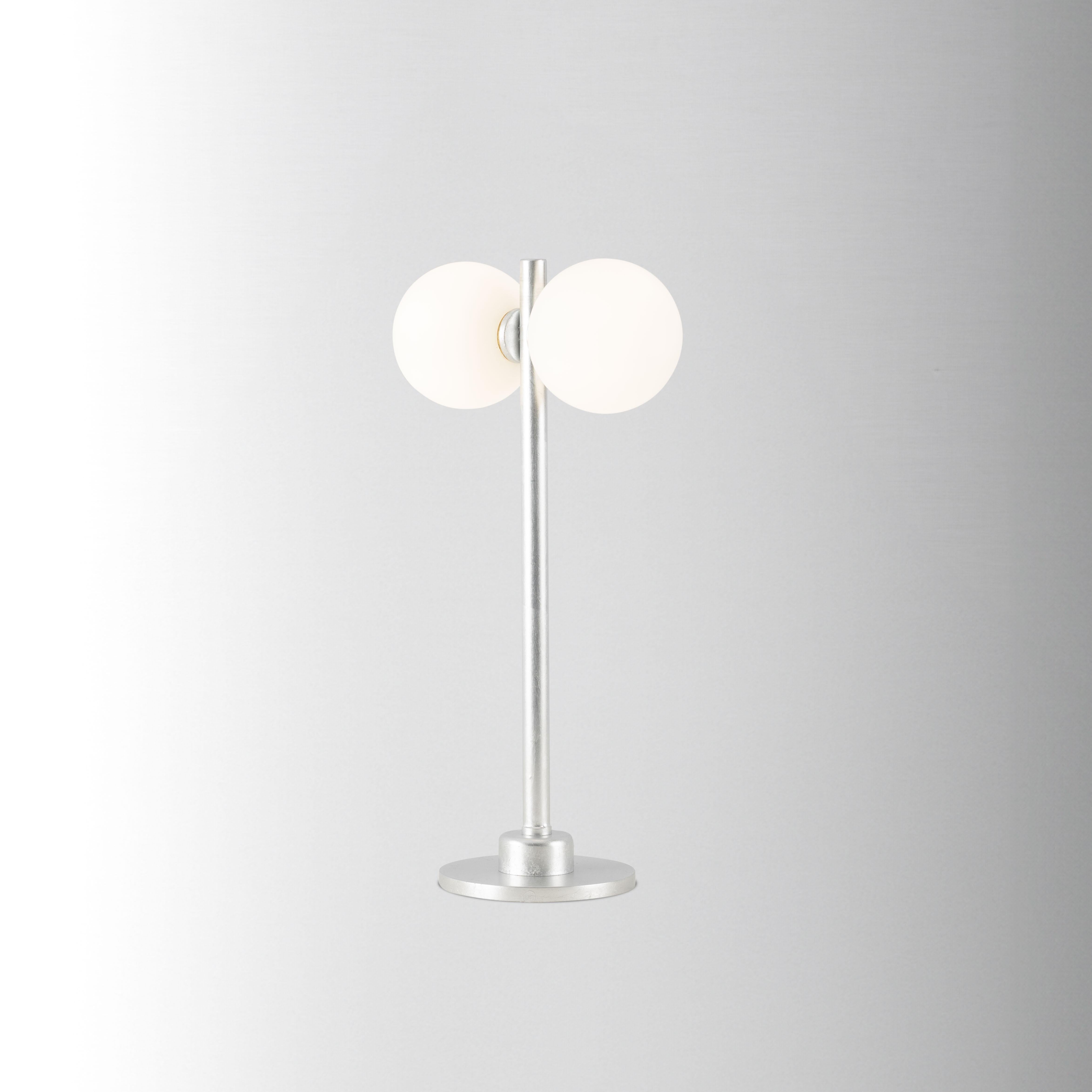 Lampe à poser Ballons, 21610, par Stillux Illuminazione
Dimensions : D 22 x H 42 cm.
MATERIAL : Verre, argent.

Disponible en feuille d'or, feuille d'argent, noir velours ou argent mat. Veuillez nous contacter.

Toutes nos lampes peuvent être