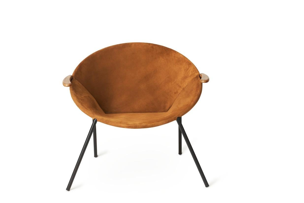 Sedia Balloon di Warm Nordic
Dimensioni: D75 x W85 x H. 68 cm
Materiale: Rivestimento in nubuck, Acciaio verniciato a polvere nero noir, Bracciolo in teak massiccio oliato.
Peso: 7 kg

L'iconica poltrona da salotto Balloon, con il suo look