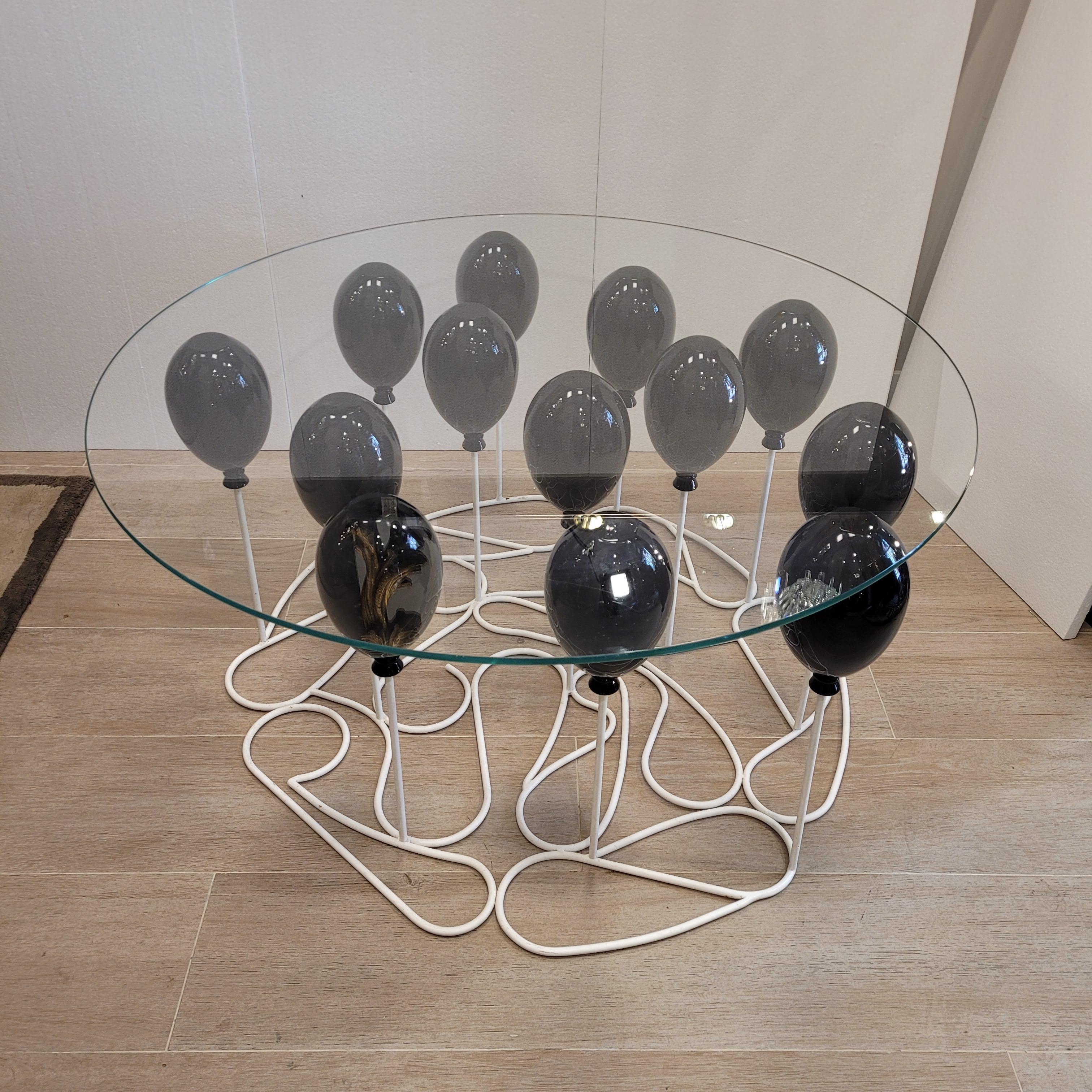 Une table basse d'occasion étonnante et ludique, design/One de Duffy London.
Pour ceux qui préfèrent les plaisirs un peu plus sombres, la collection Up&Up ! La table basse Balloon du célèbre designer britannique Christopher Duffy présente une