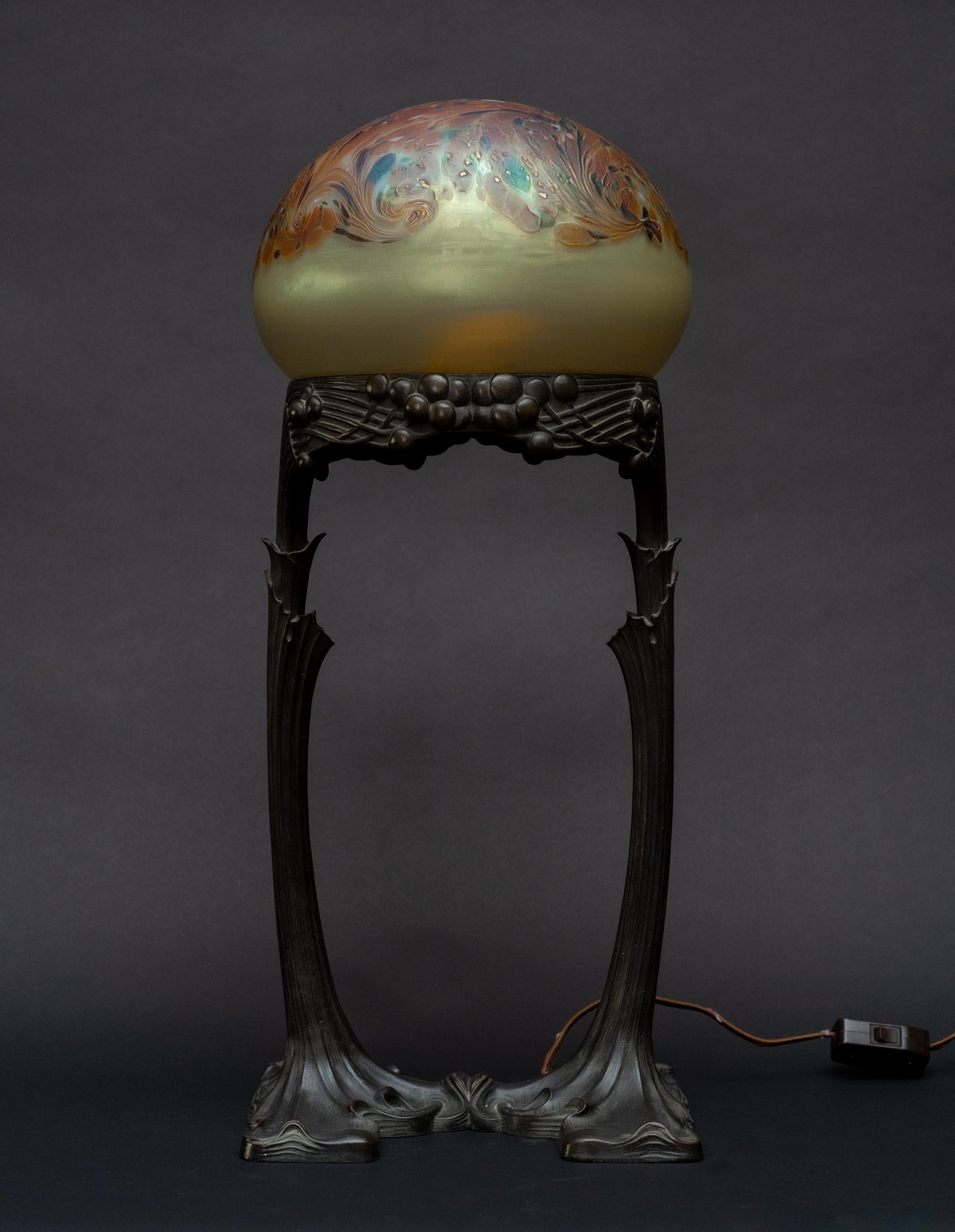 Sezessions-Tischlampe aus Bronze und Ballonglas von Gustav Gurschner, Johann Loetz (Art nouveau) im Angebot