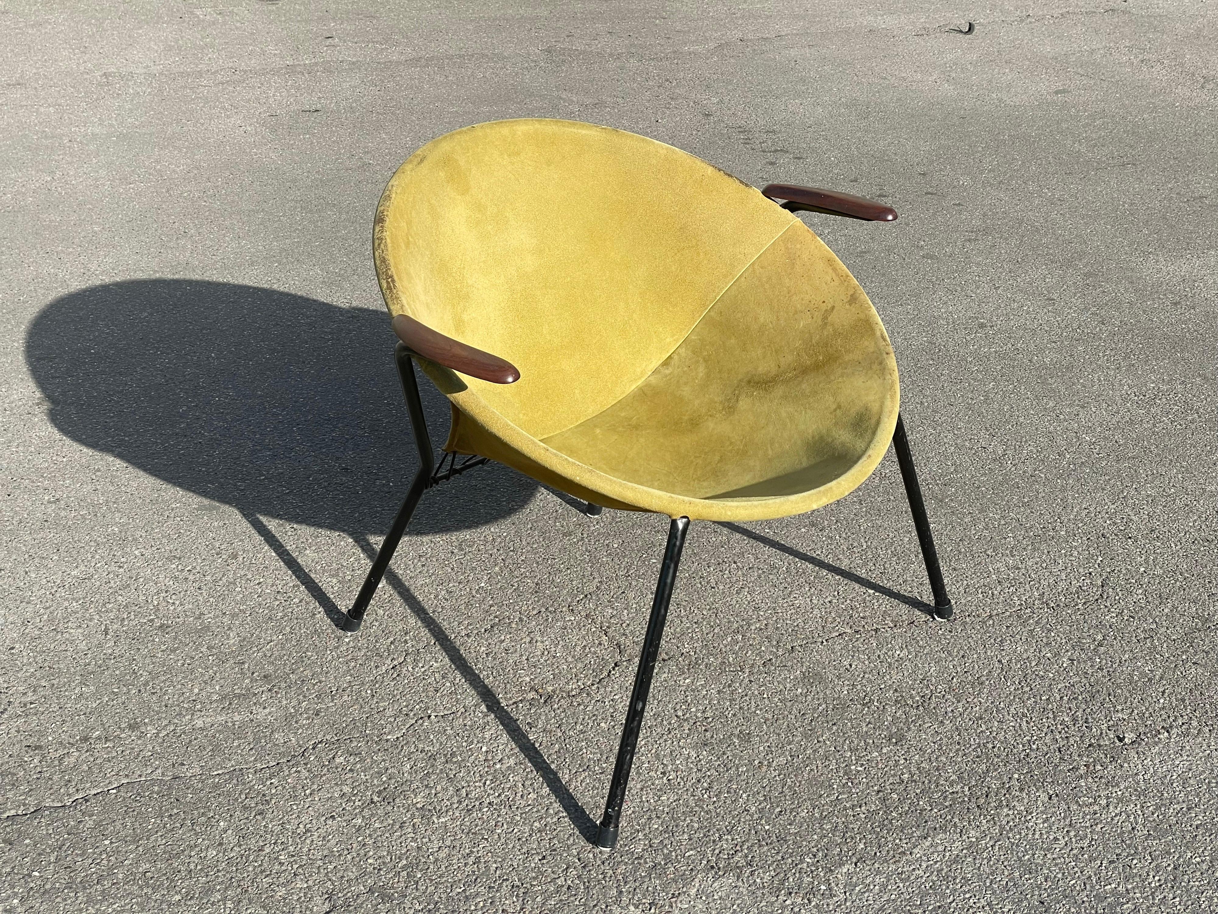 Der ikonische Ballon-Sessel des renommierten dänischen Architekten Hans Olsen, der den Sessel in den 1950er Jahren entwarf. Mit Armlehnen aus Teakholz und einem Gestell aus Leichtmetall. Der Loungesessel nimmt nicht viel Platz weg, ist angenehm zu