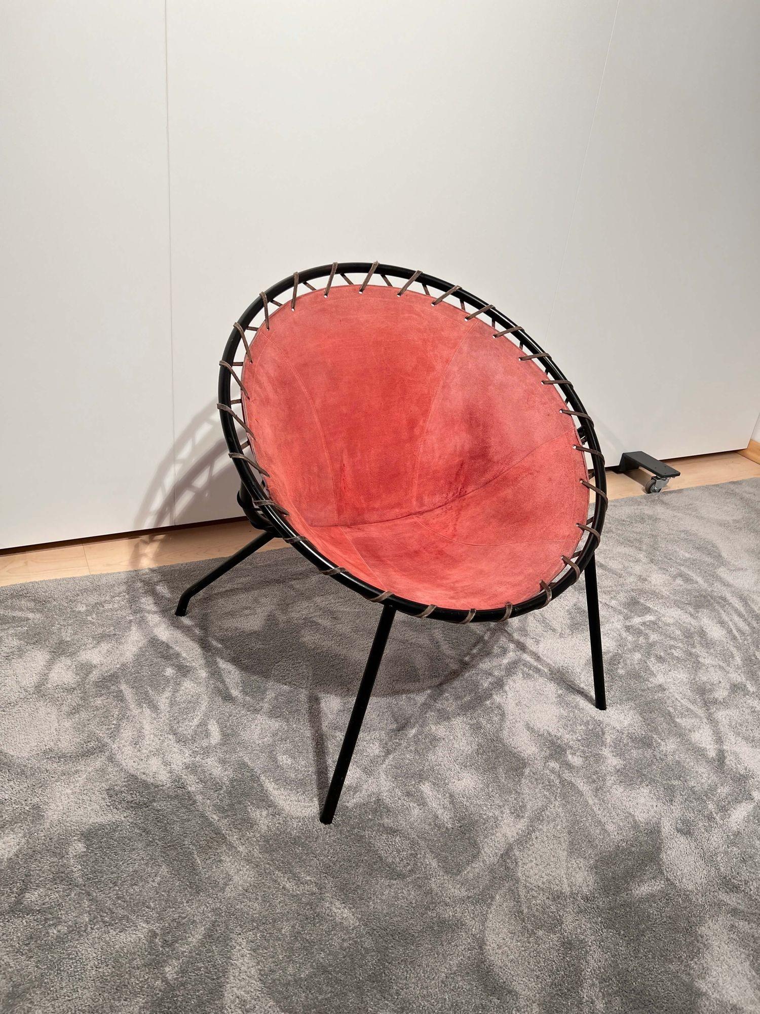 Rare red single ‚Balloon’ lounge chair by Hans Olsen.
Design: Hans Olsen, 1955 for Lea Design
Original red suede leather. Black lacquered metal frame. All around leather strips. Oiled solid teak armrests.
Dimensions: H 71 cm x B 71 cm x T 58 cm x