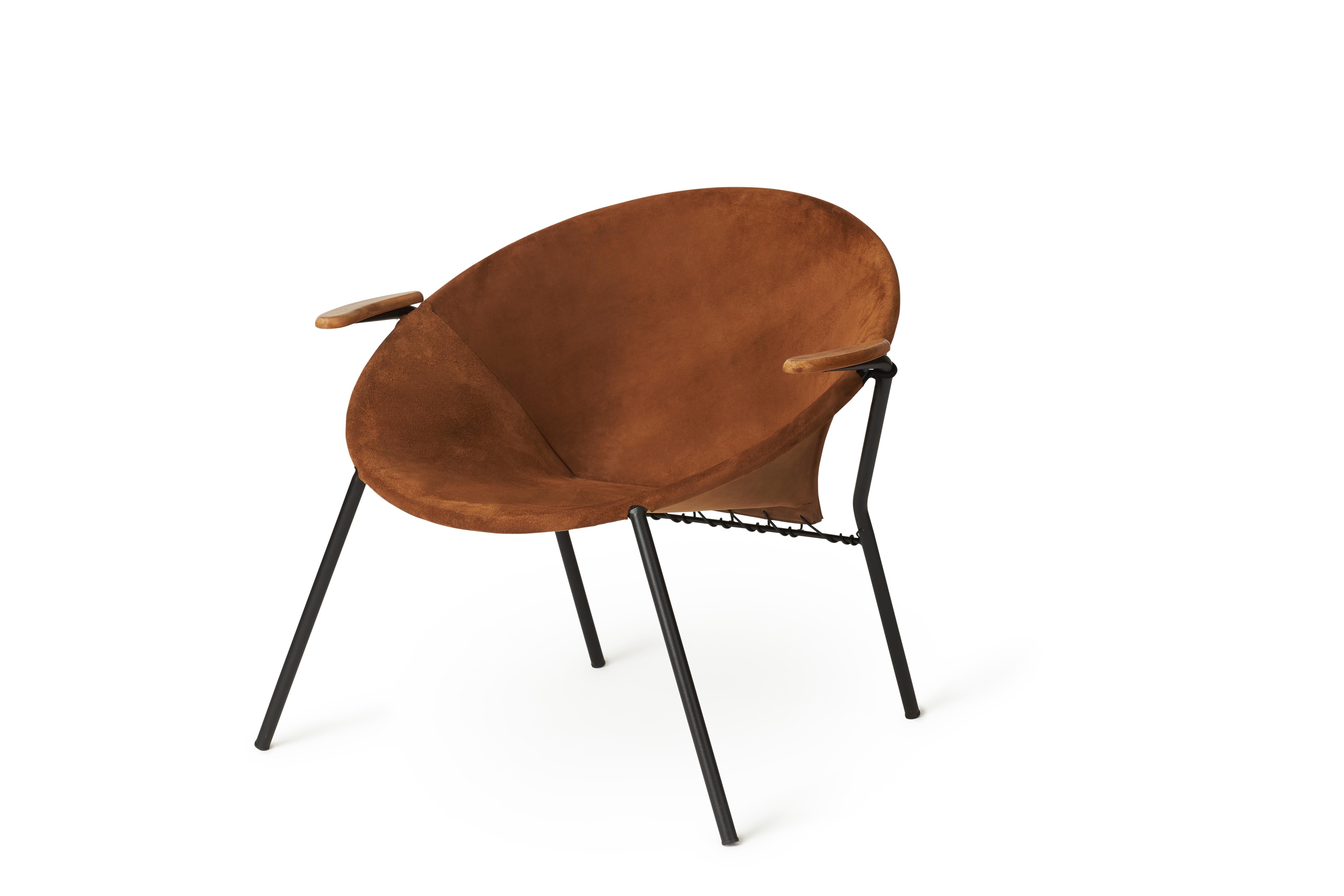 The iconic balloon lounge chair with its industrial look was the work of the highly acclaimed Danish architect, Hans Olsen, who designed the chair in the 1950s. The design of the lounge chair is raw, playful and embracing, appealing to the senses