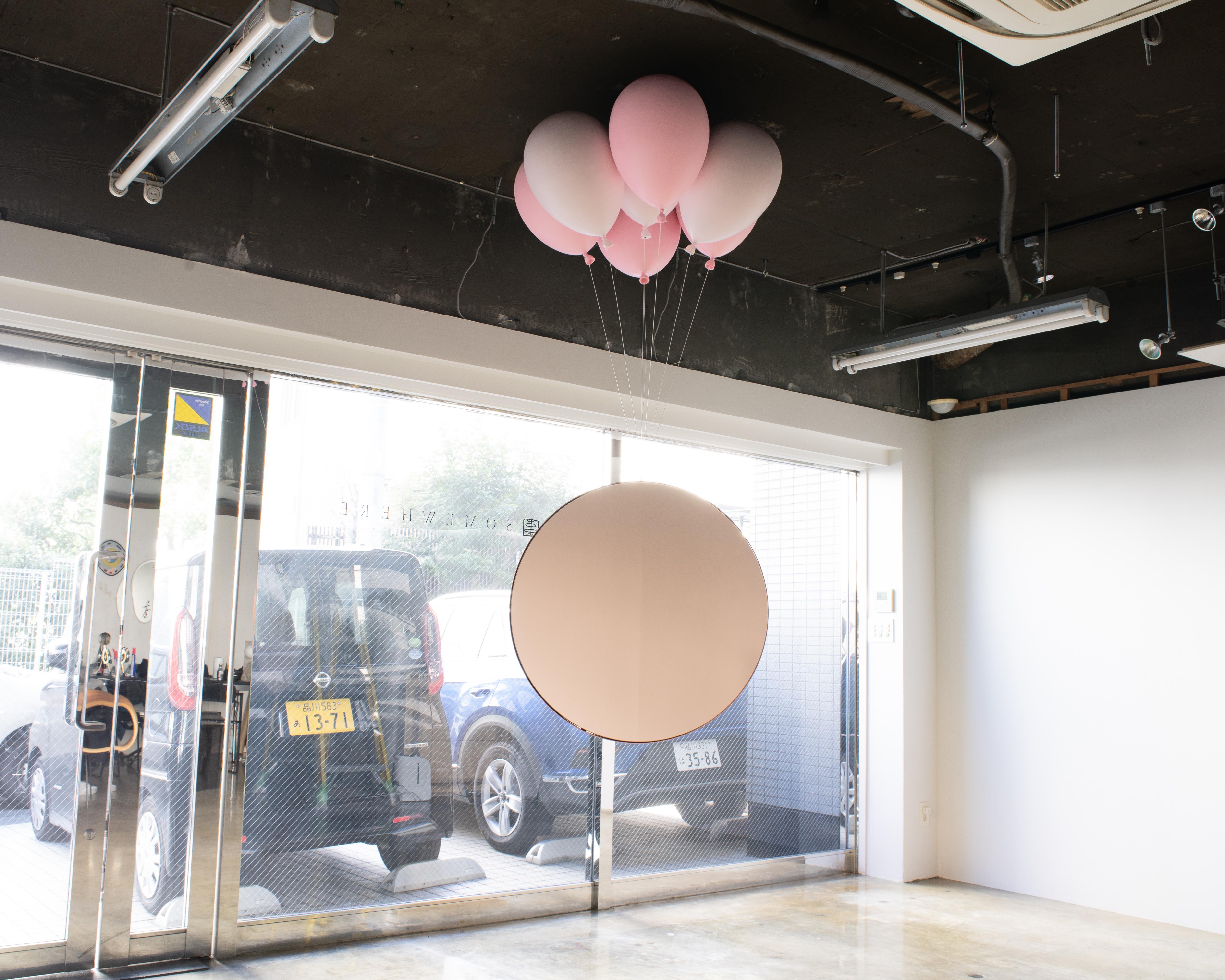 Ballon-Bank entworfen von Satoshi Itasaka von h220430
Dies ist ein an der Decke montierter Hängespiegel. Besteht aus 7 Luftballons und einem Spiegel.
Der Ballon besteht aus FRP, das Gewinde aus Stahldraht. 
Die Farbe der Ballons kann nach Ihren