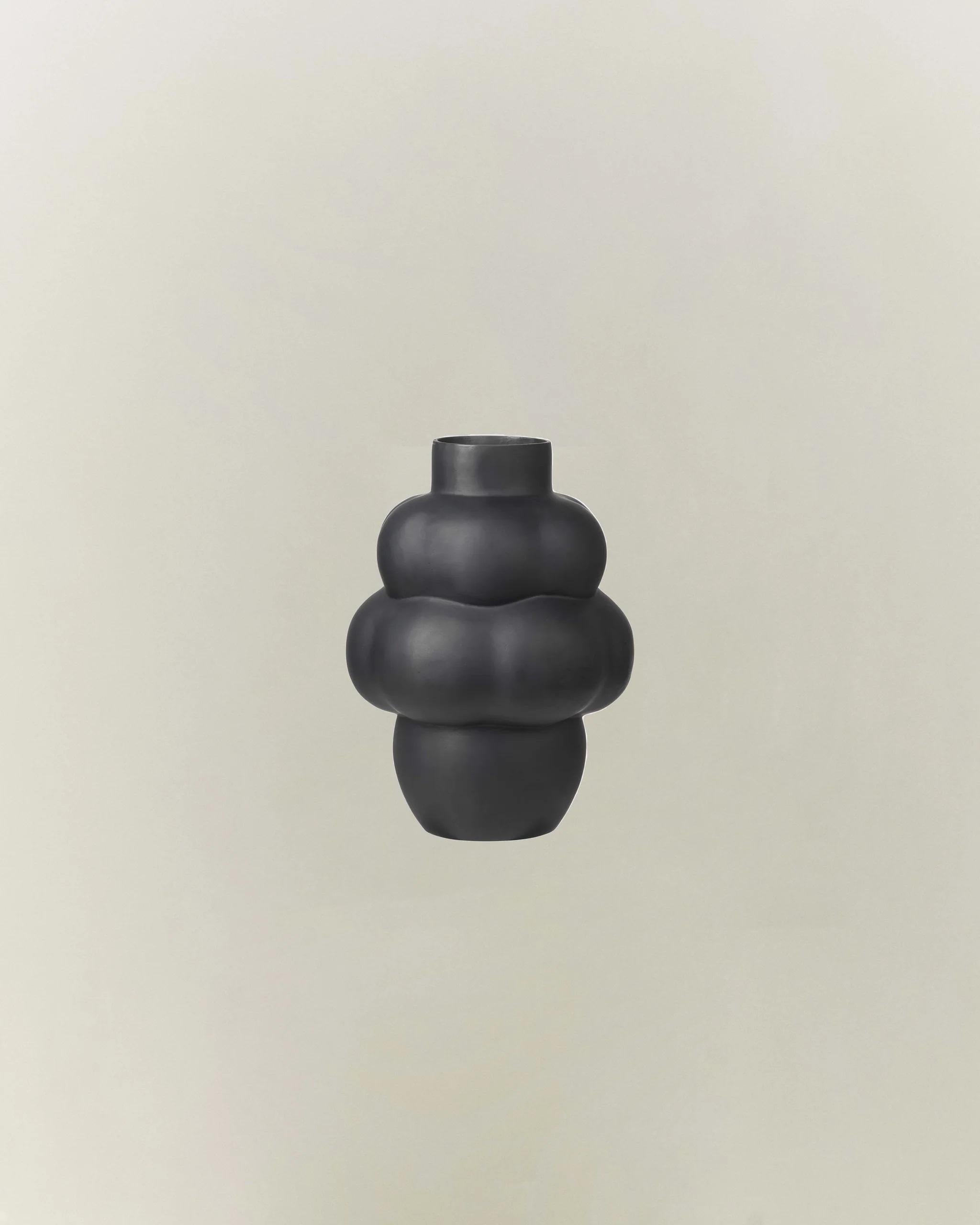 Balloon Object 001 by Louise Roe
Dimensions: Ø 24 x H 32 cm.
Materials: Oxydied black steel.

THE ROE STUDIO BALLOON OBJECT 001
Hand-made in a secluded smithy situated in a rural Portuguese region, the artistic sculpture exemplifies a blend between