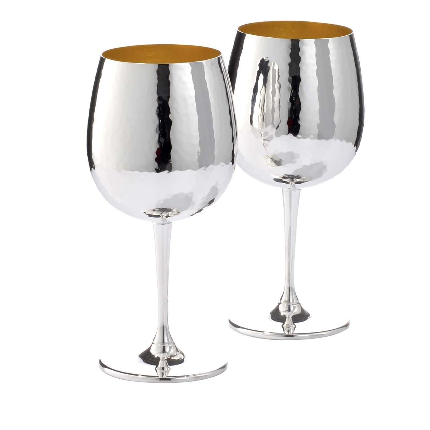 Este sofisticado juego de dos copas de vino realzará cualquier mesa con la brillante elegancia de la plata y una silueta perfectamente equilibrada. Diseñadas para vinos tintos, estas copas chapadas en plata con interior dorado presentan una