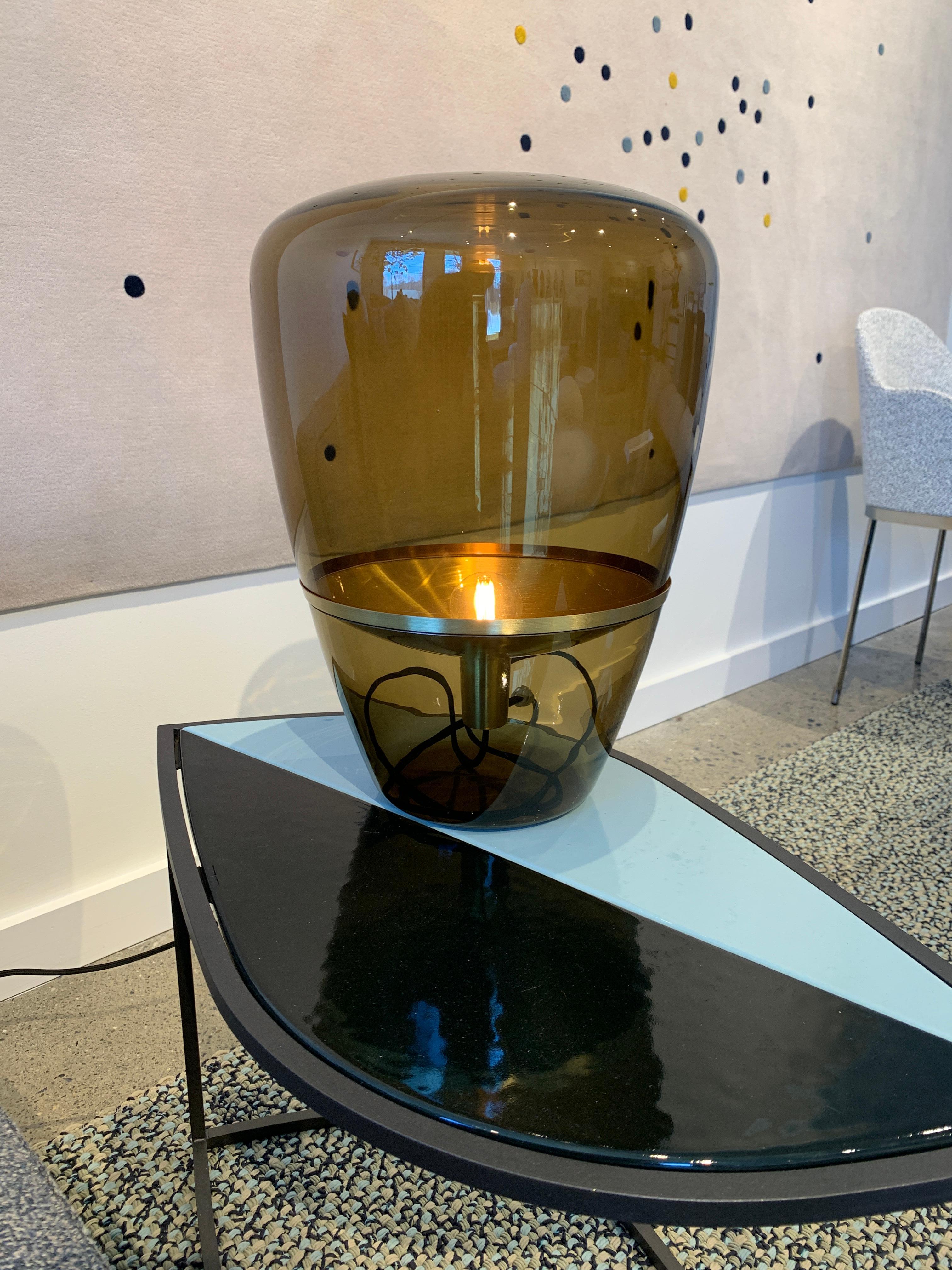 Moderne Balloon Small Floor Lamp by Brokis en verre Brown fumé et surface en laiton en vente