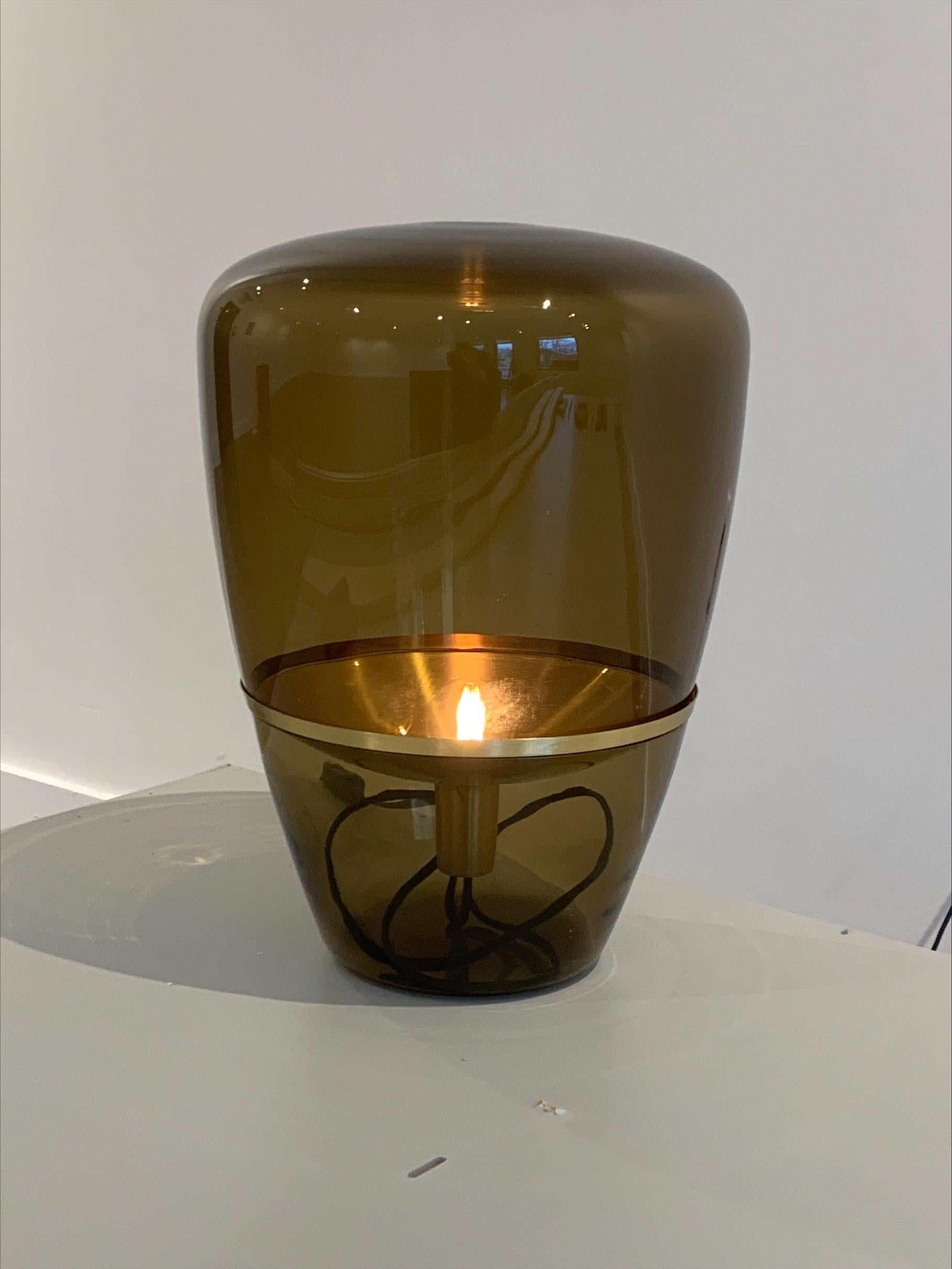 Tchèque Balloon Small Floor Lamp by Brokis en verre Brown fumé et surface en laiton en vente