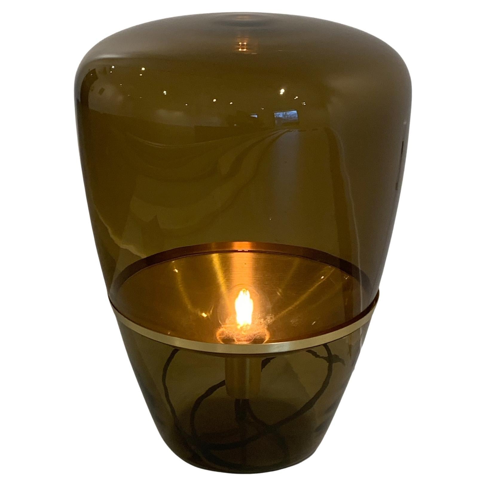 Lámpara de pie pequeña Balloon de Brokis en cristal marrón humo y superficie de latón
