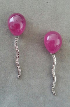 Clous d'oreilles de style ballon en or blanc 14 carats avec rubis naturel en forme de poire et diamants
