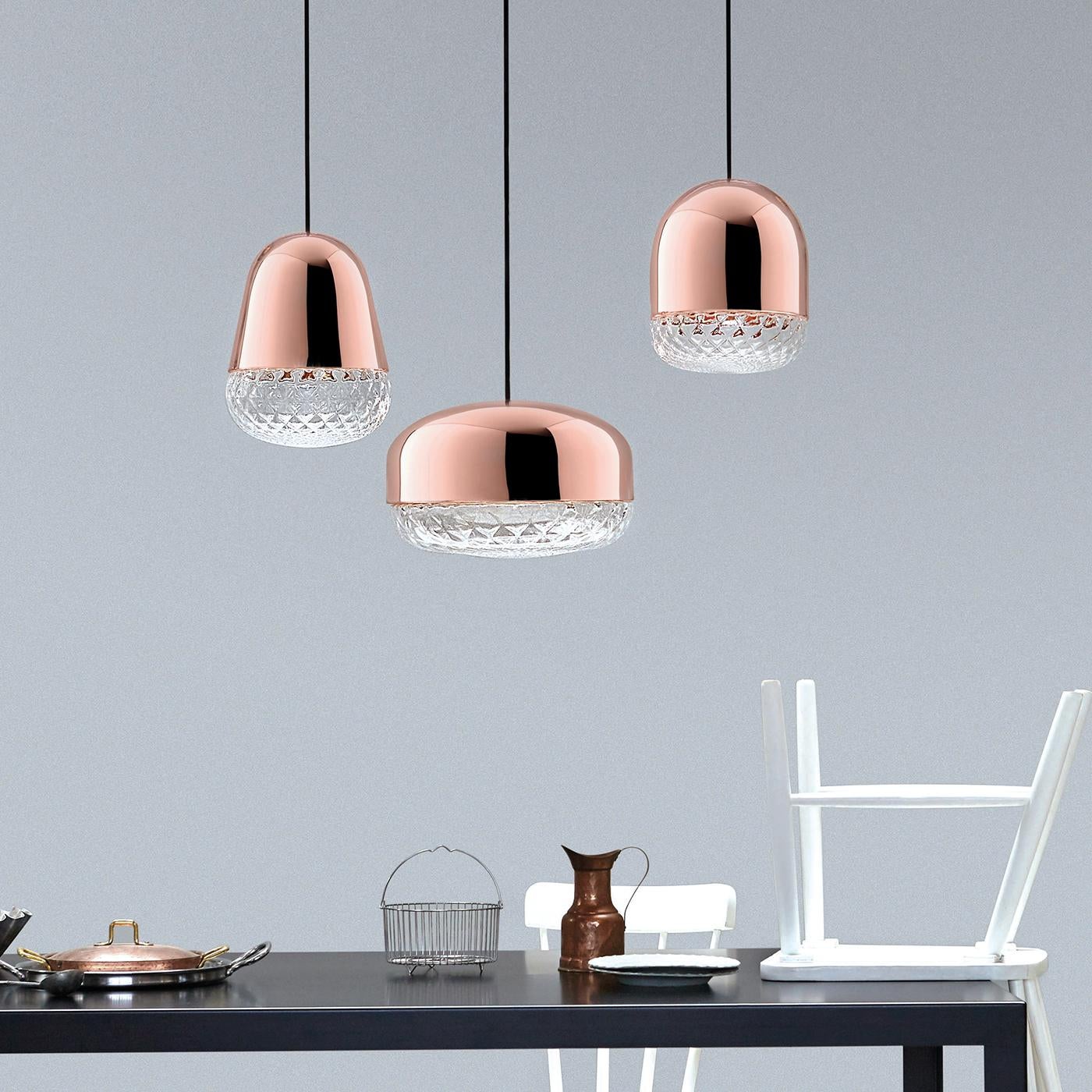 Fluid and soft lines characterize this exquisite pendant by Matteo Zorzenoni. Finished in glossy copper, its elongated, dome-shaped silhouette is enriched by a precious, mouth-blown glass lampshade crafted according to the century-old Venetian