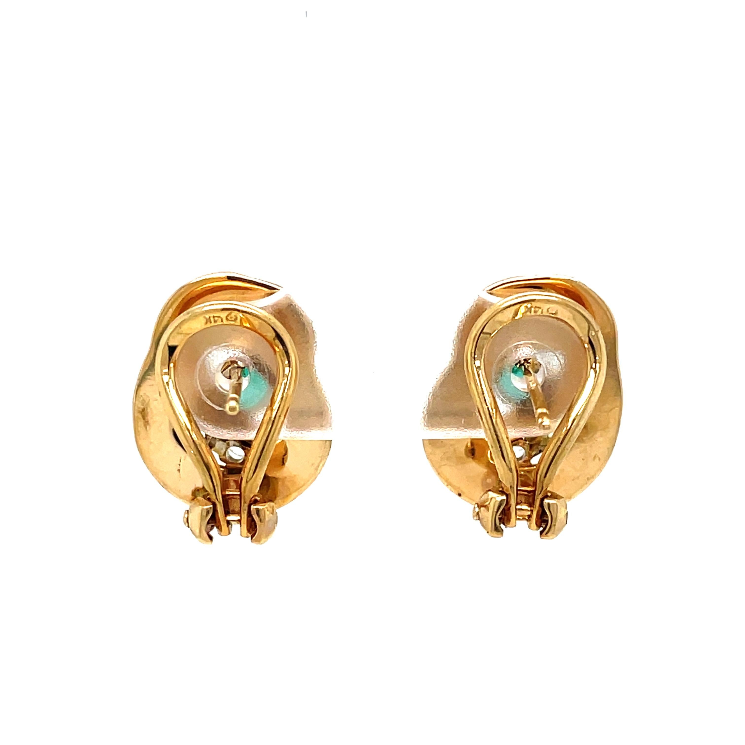 Ballou Boucles d'oreilles émeraude et diamant en or jaune 14 carats avec nœud Excellent état - En vente à Mount Kisco, NY
