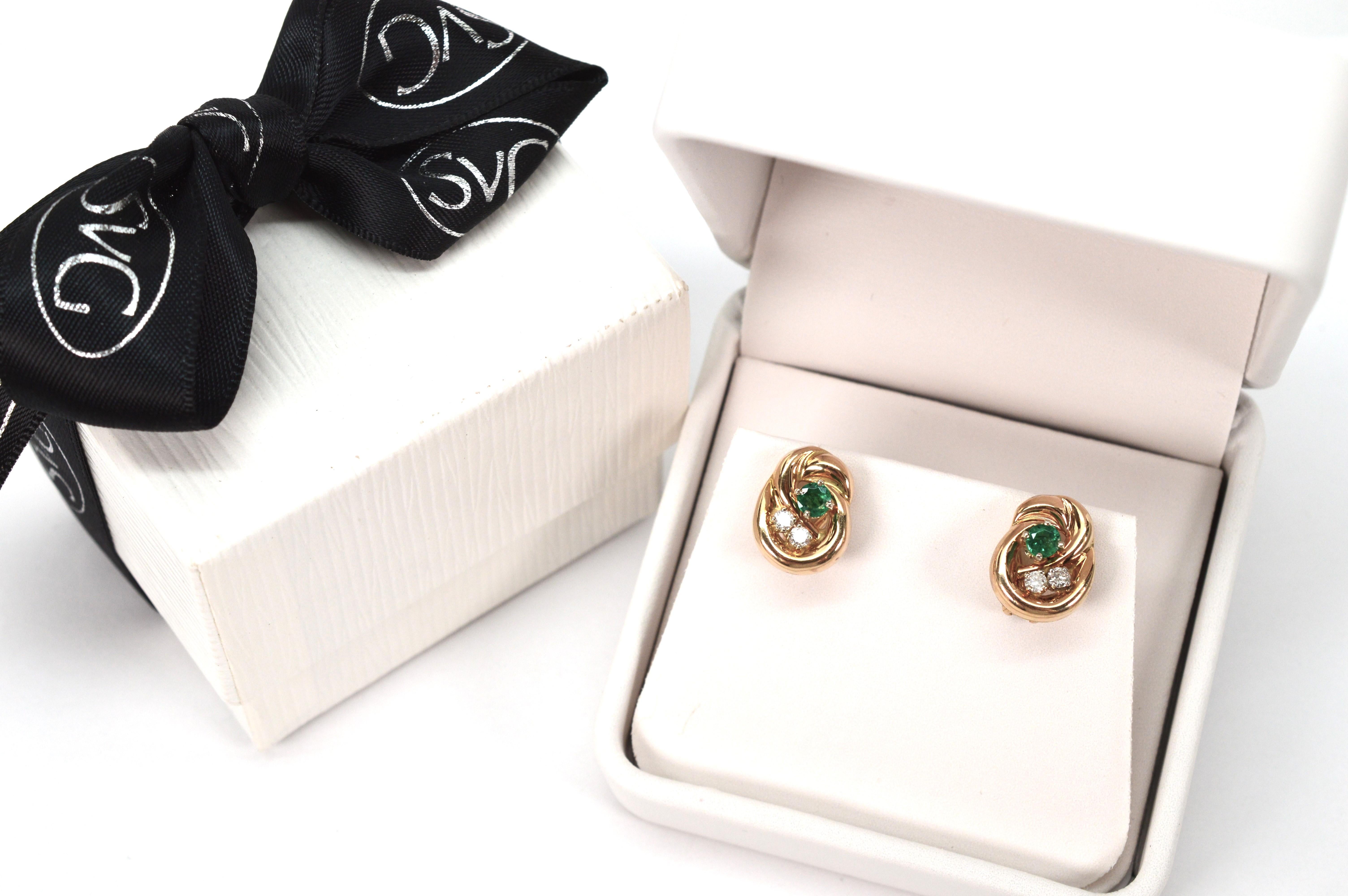 Ballou Boucles d'oreilles émeraude et diamant en or jaune 14 carats avec nœud en vente 1