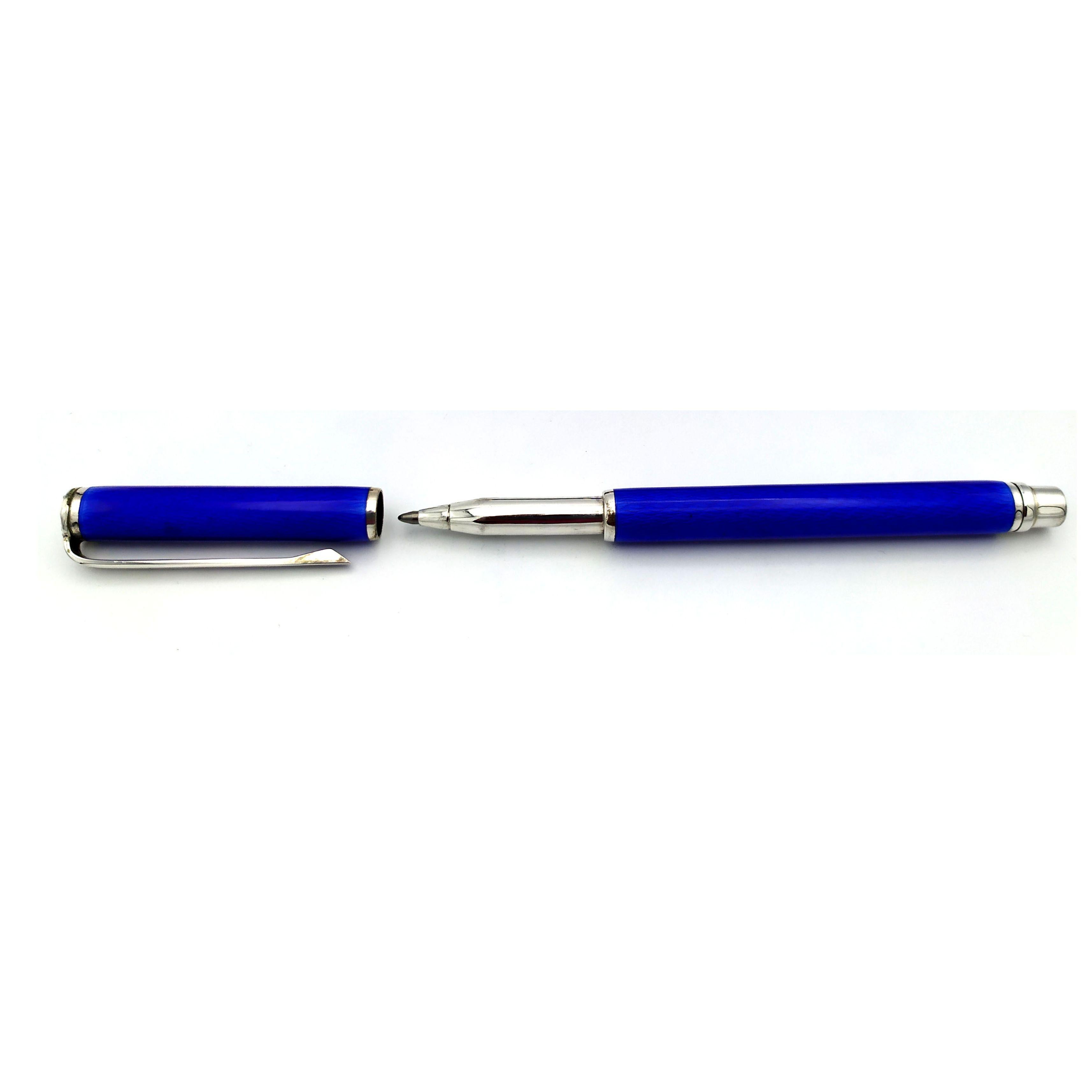 Bolígrafo de plata de ley 925/1000 con esmalte al fuego translúcido sobre guilloché. Con Sheaffer refil o similar. Diámetro mm. 10.5. Longitud total cm. 14. Peso gr. 52. Diseñada por Giorgio Salimbeni en 1974 y producida en numerosos ejemplares de