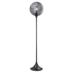 Lampadaire Ballroom, fumé avec ampoule Globe LED Ø5