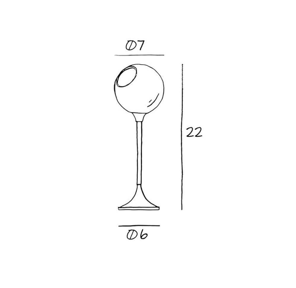 La lampe de table Ballroom est un véritable caméléon qui s'adapte à toutes les pièces et à tous les environnements. Cette lampe est très élégante avec son dôme en verre soufflé à la bouche coloré et sa base élégante.

La lumière est réglable. Verre