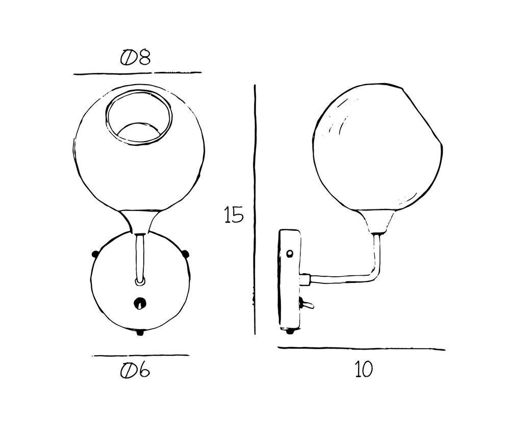 1 applique armée. Les appliques sphériques Ballroom aux teintes translucides créeront une subtile lueur chaude dans votre intérieur.

MATERIAL : Verre soufflé à la bouche et peint à la main avec des bords peints en argent.

La lampe est