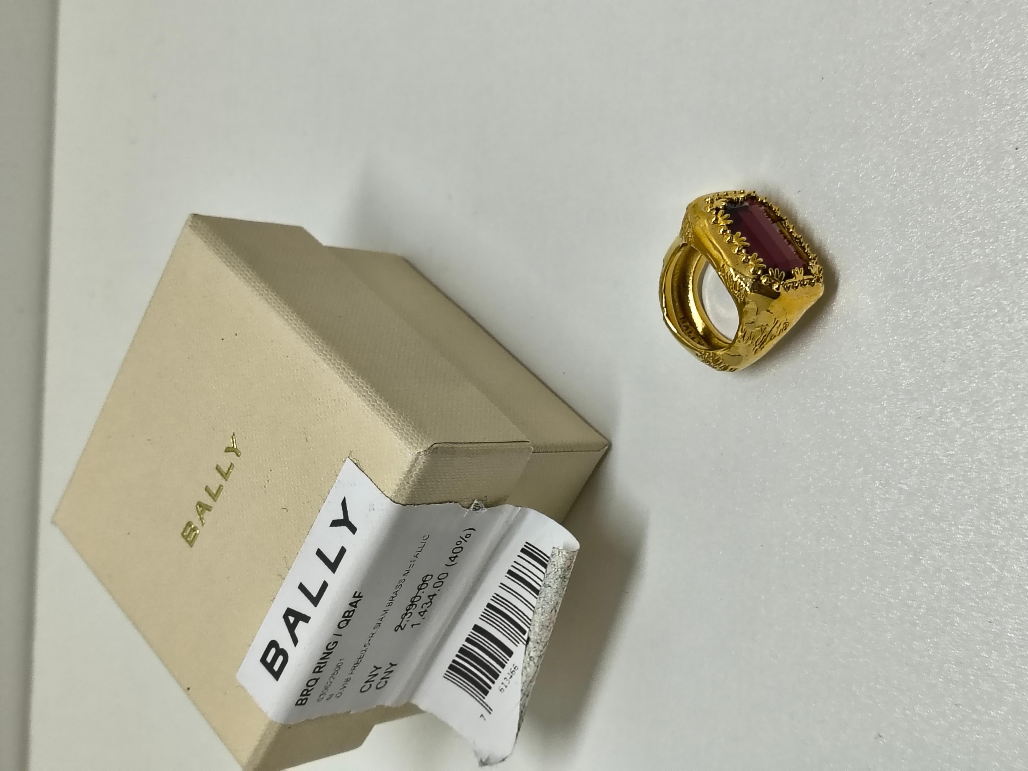 Bally Antiker Goldfarbener vergoldeter Ring mit rotem Smaragdschliffkristall (Zeitgenössisch) im Angebot