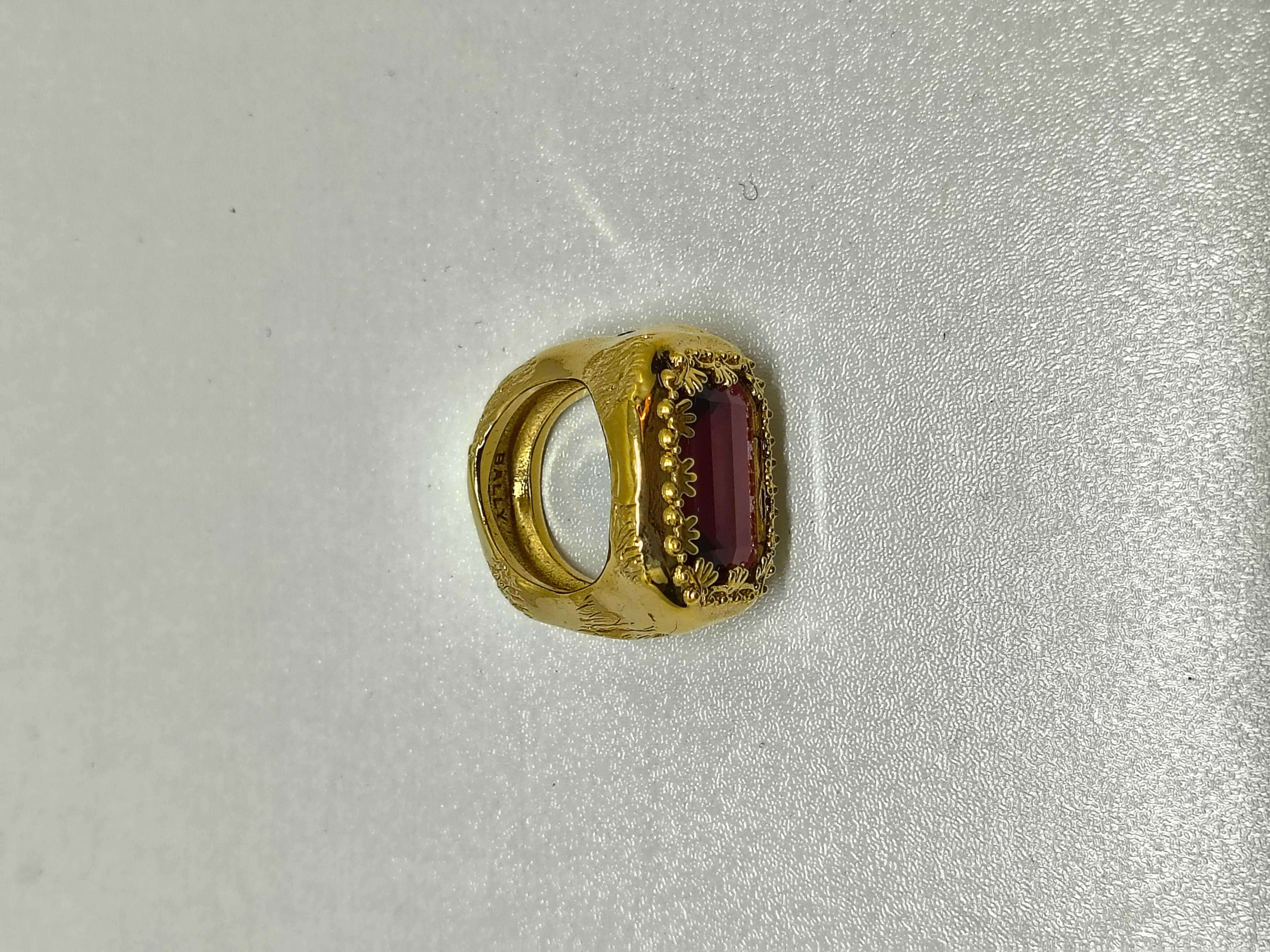 Bally Antiker Goldfarbener vergoldeter Ring mit rotem Smaragdschliffkristall im Zustand „Neu“ im Angebot in PUTNEY, NSW