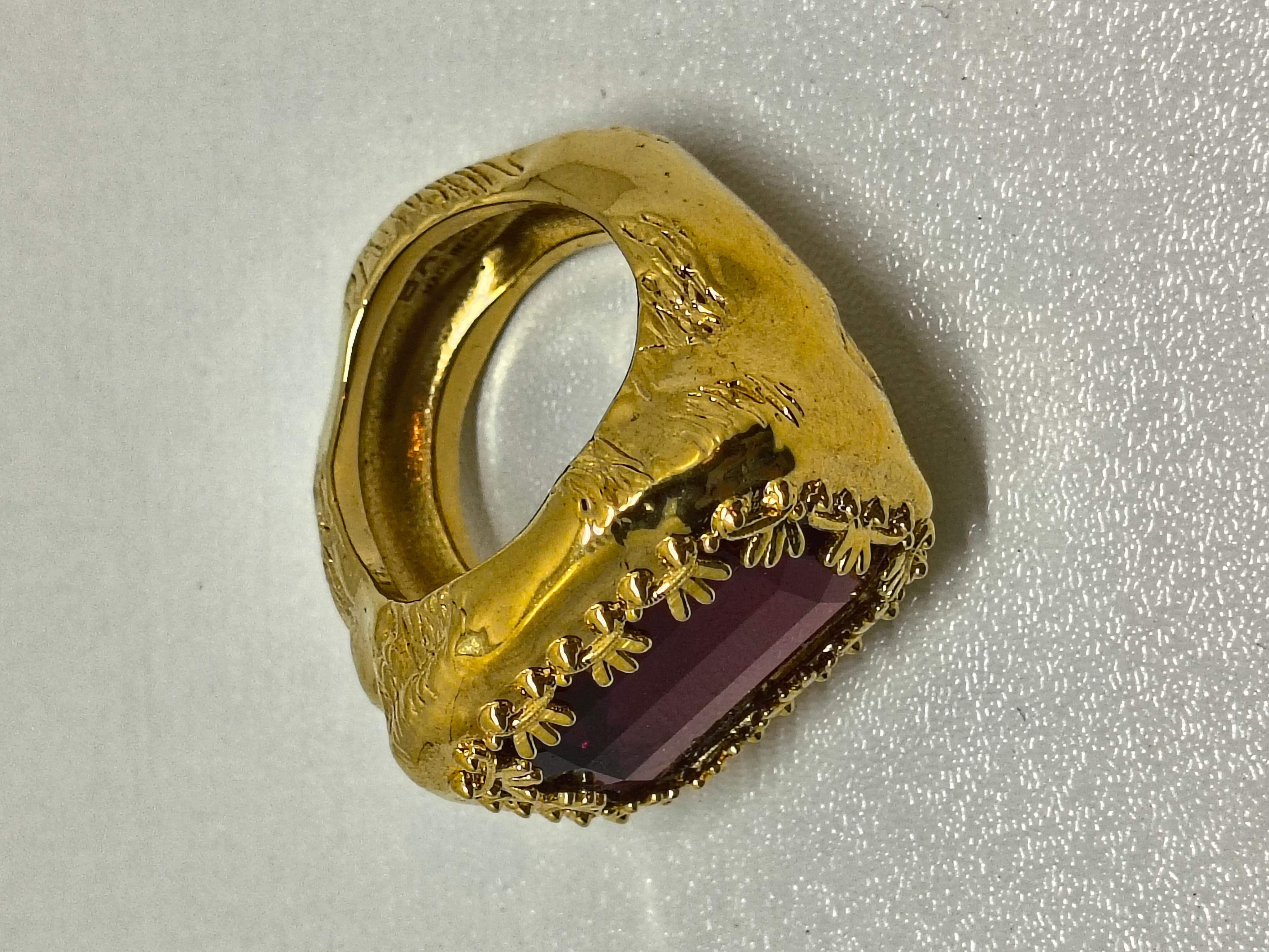 Bally Antiker Goldfarbener vergoldeter Ring mit rotem Smaragdschliffkristall Damen im Angebot