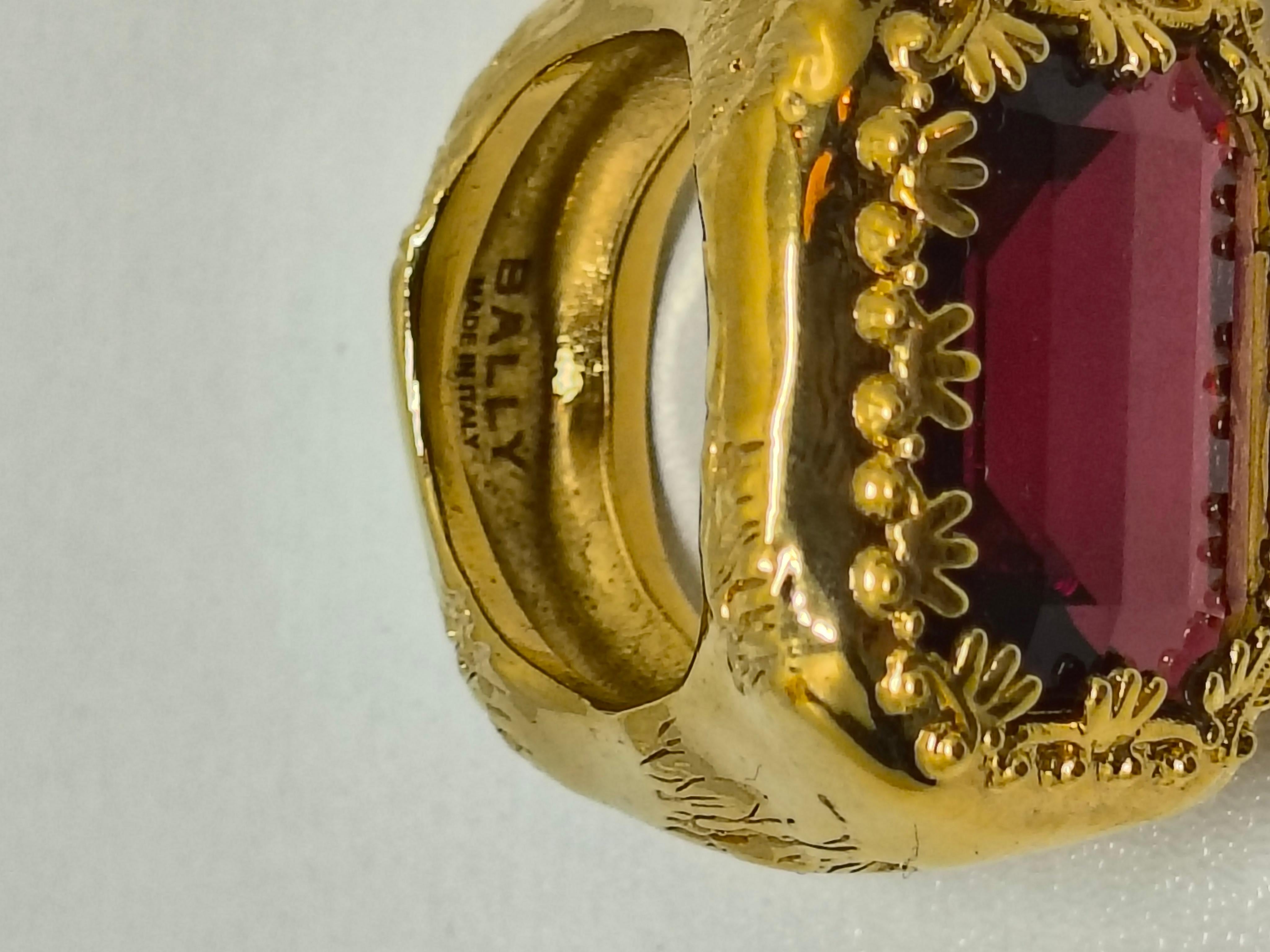 Bally Antiker Goldfarbener vergoldeter Ring mit rotem Smaragdschliffkristall im Angebot 1