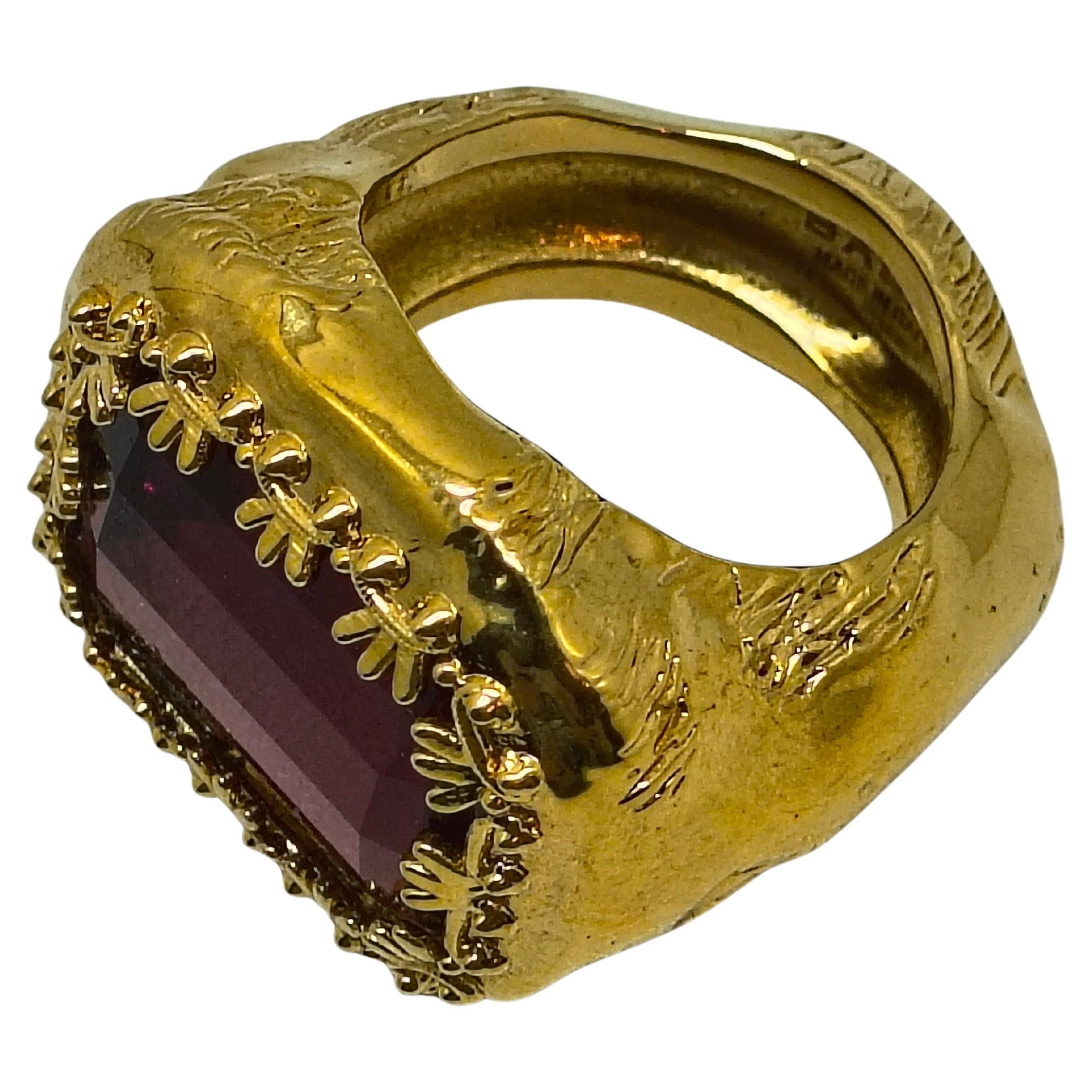 Bally Antiker Goldfarbener vergoldeter Ring mit rotem Smaragdschliffkristall im Angebot