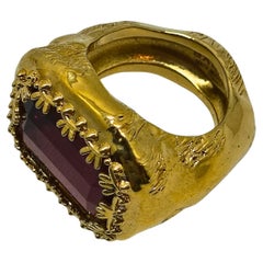 Anillo Bally Dorado Color Oro Antiguo con Cristal Rojo talla Esmeralda