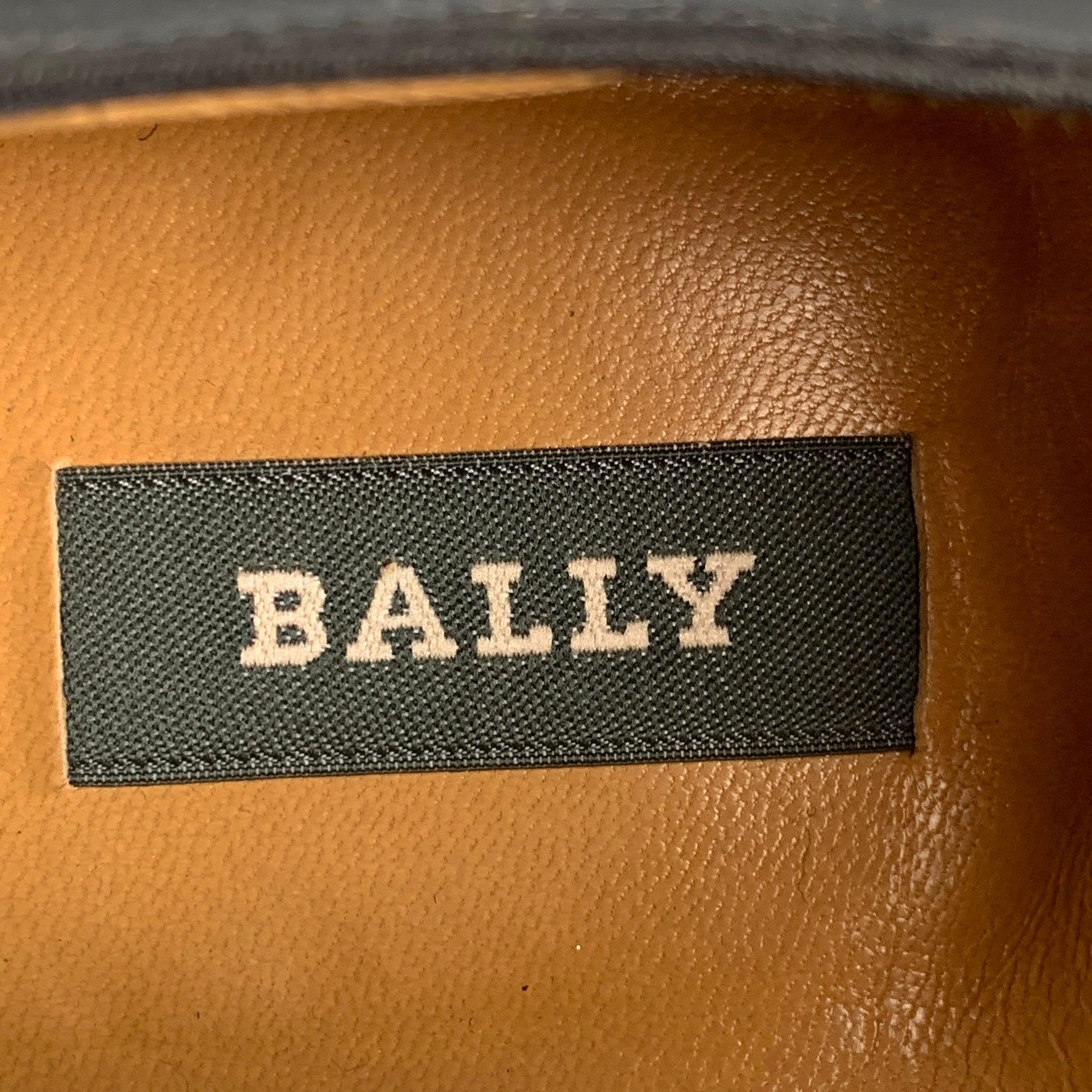 BALLY Bice Taille 8 Chaussures à lacets en cuir verni noir en vente 3